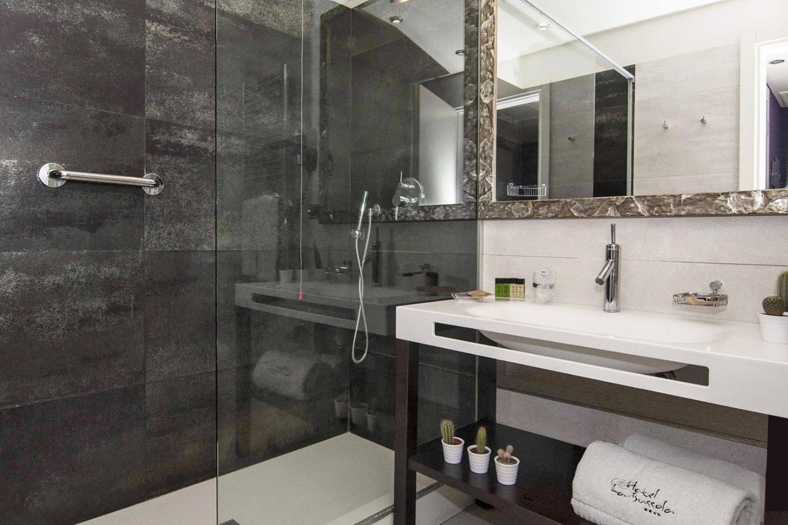 Quadruple Room with Sea View - Photo 4