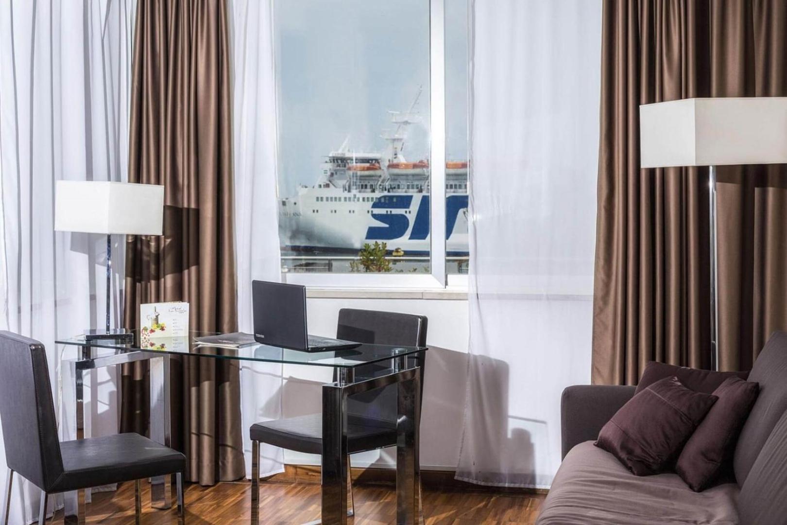 Quadruple Room with Sea View - Photo 3