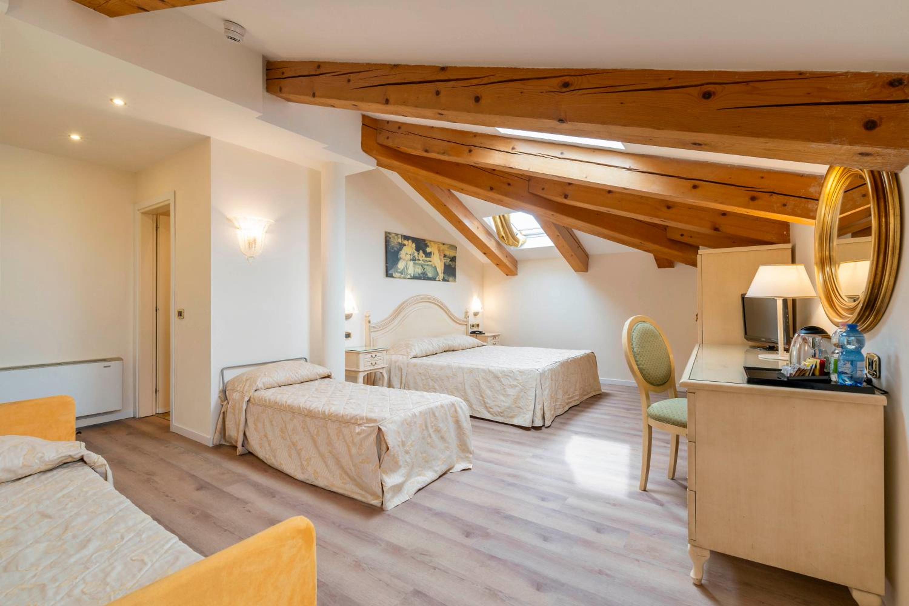 Attic Room - Photo 4