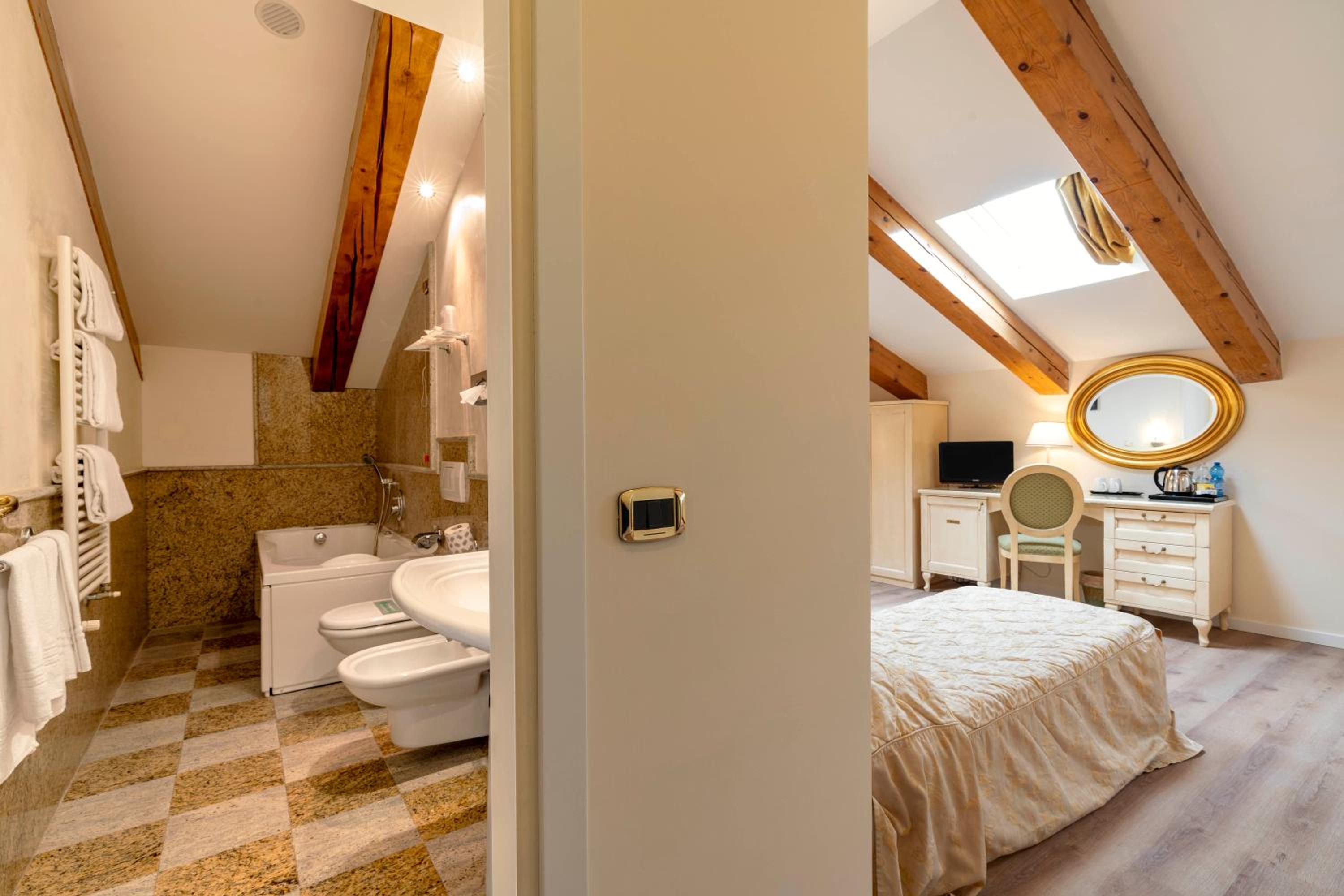 Attic Room - Photo 3
