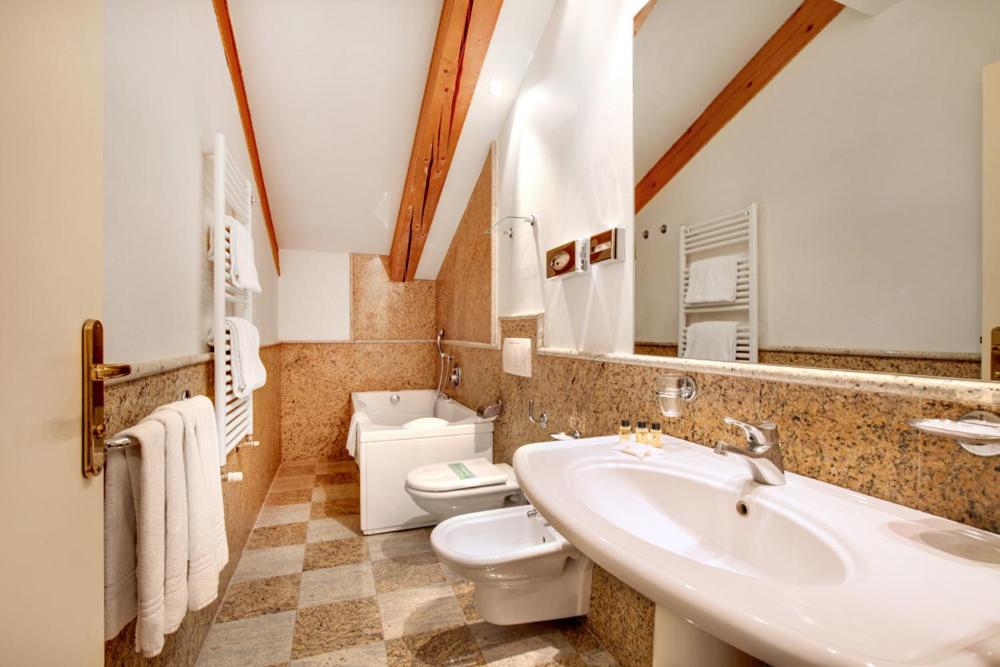 Attic Room - Photo 2