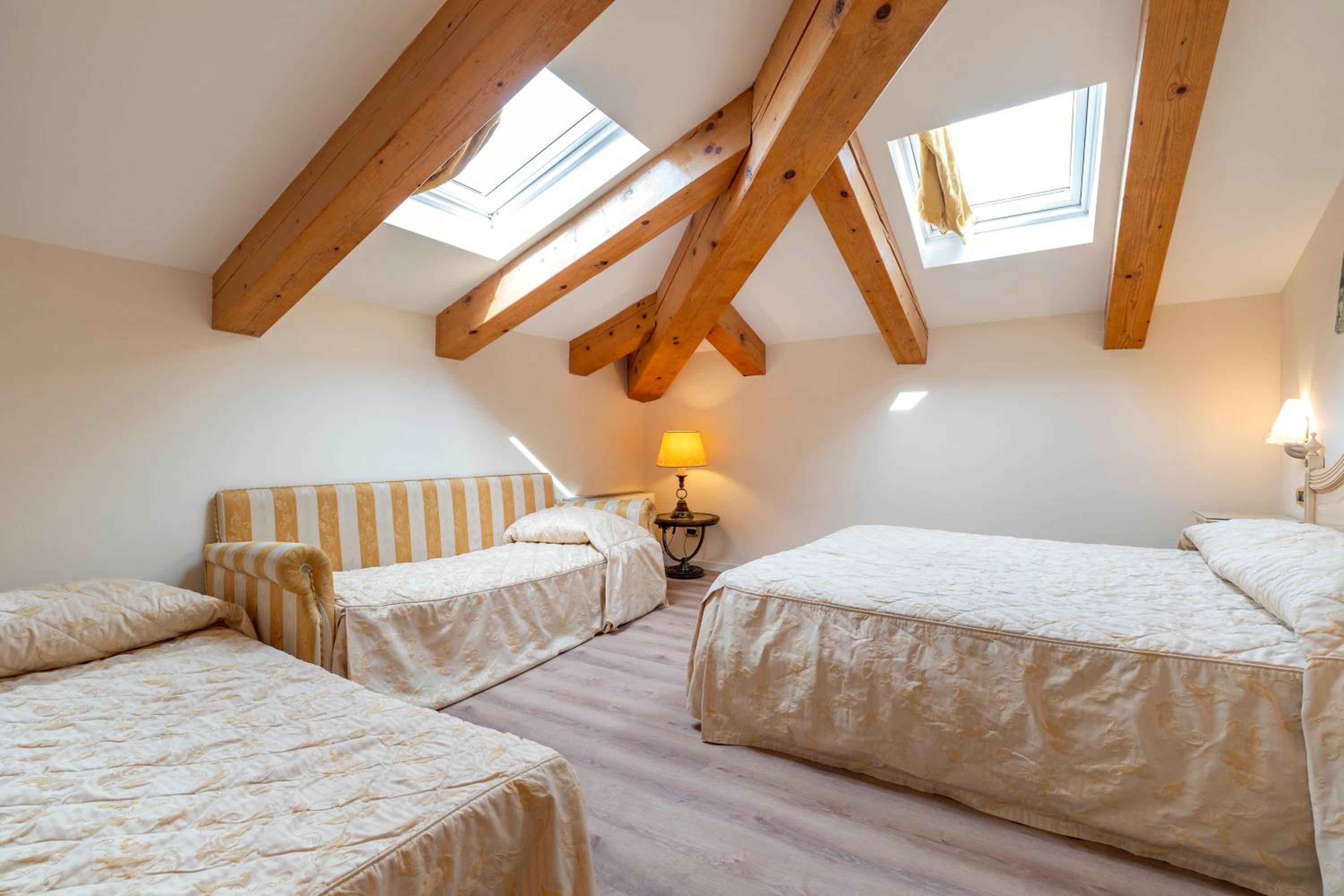 Attic Room - Photo 5