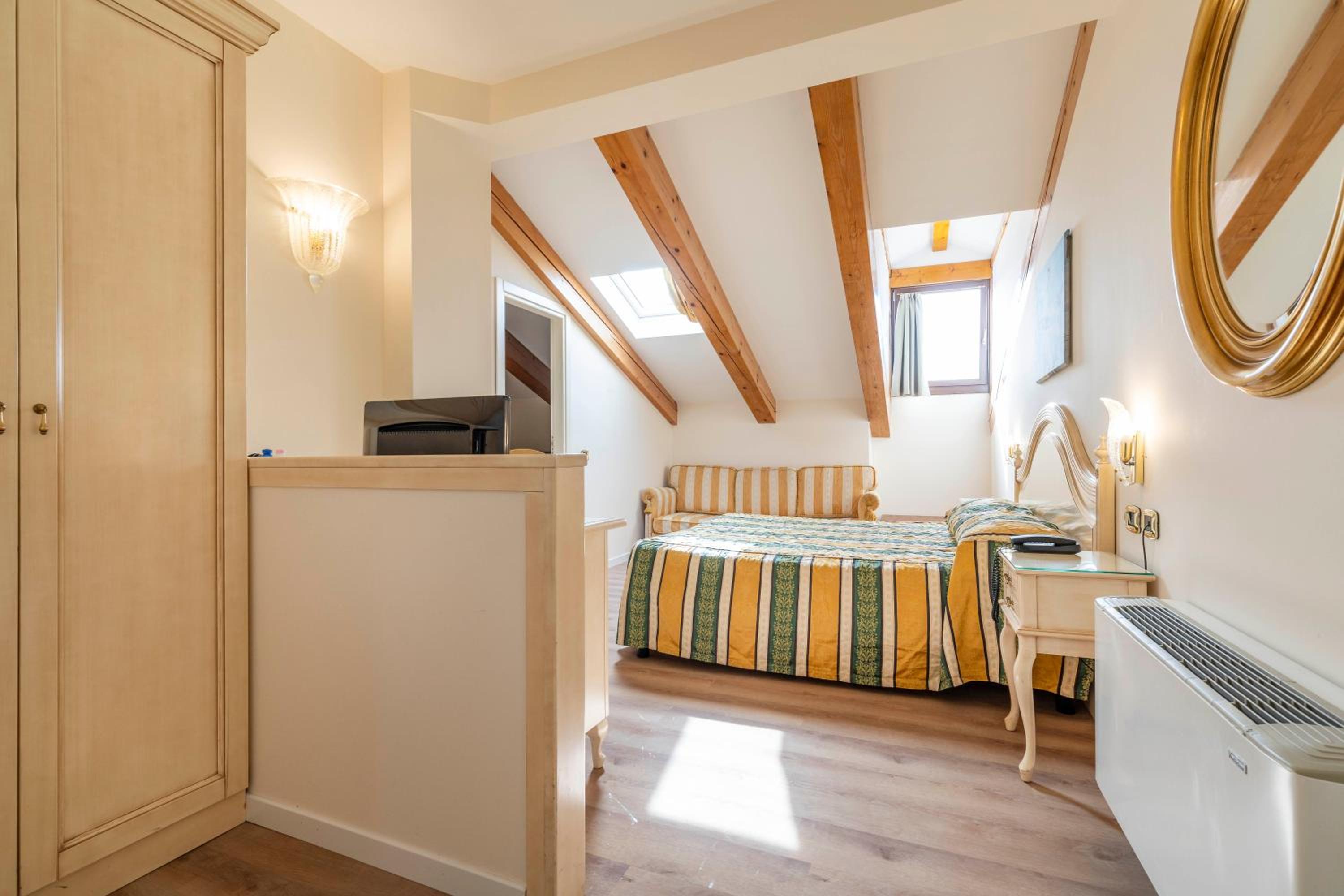 Attic Room - Photo 1