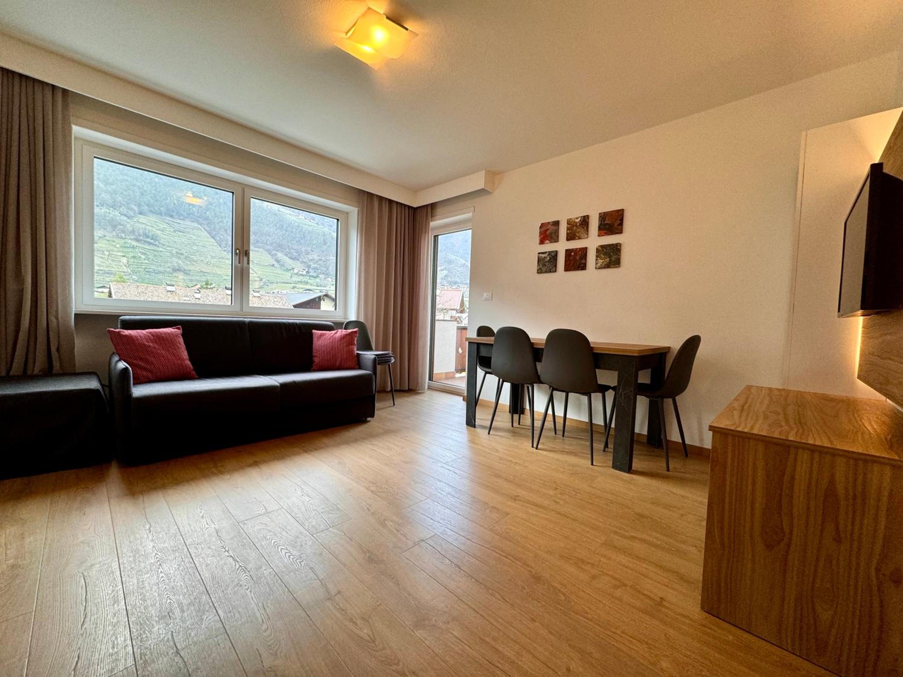 Apartment with Balcony - Photo 11