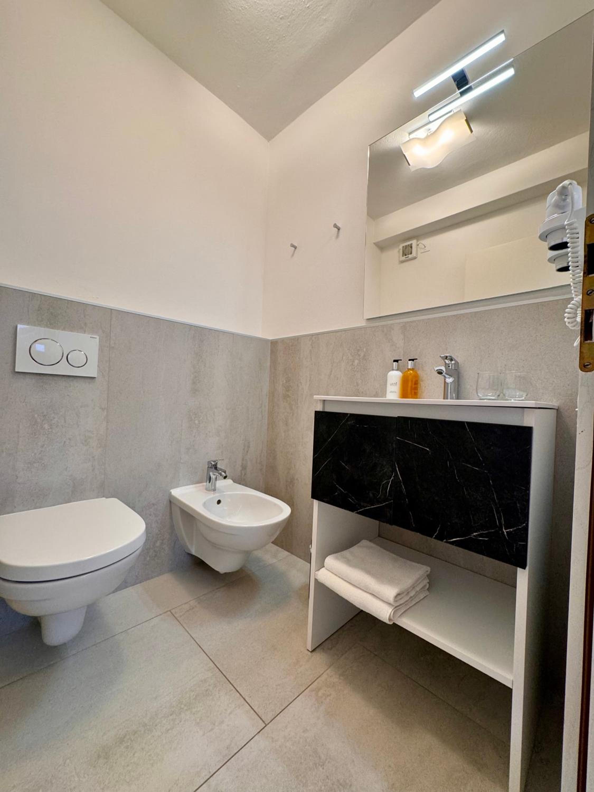 Apartment with Balcony - Photo 7