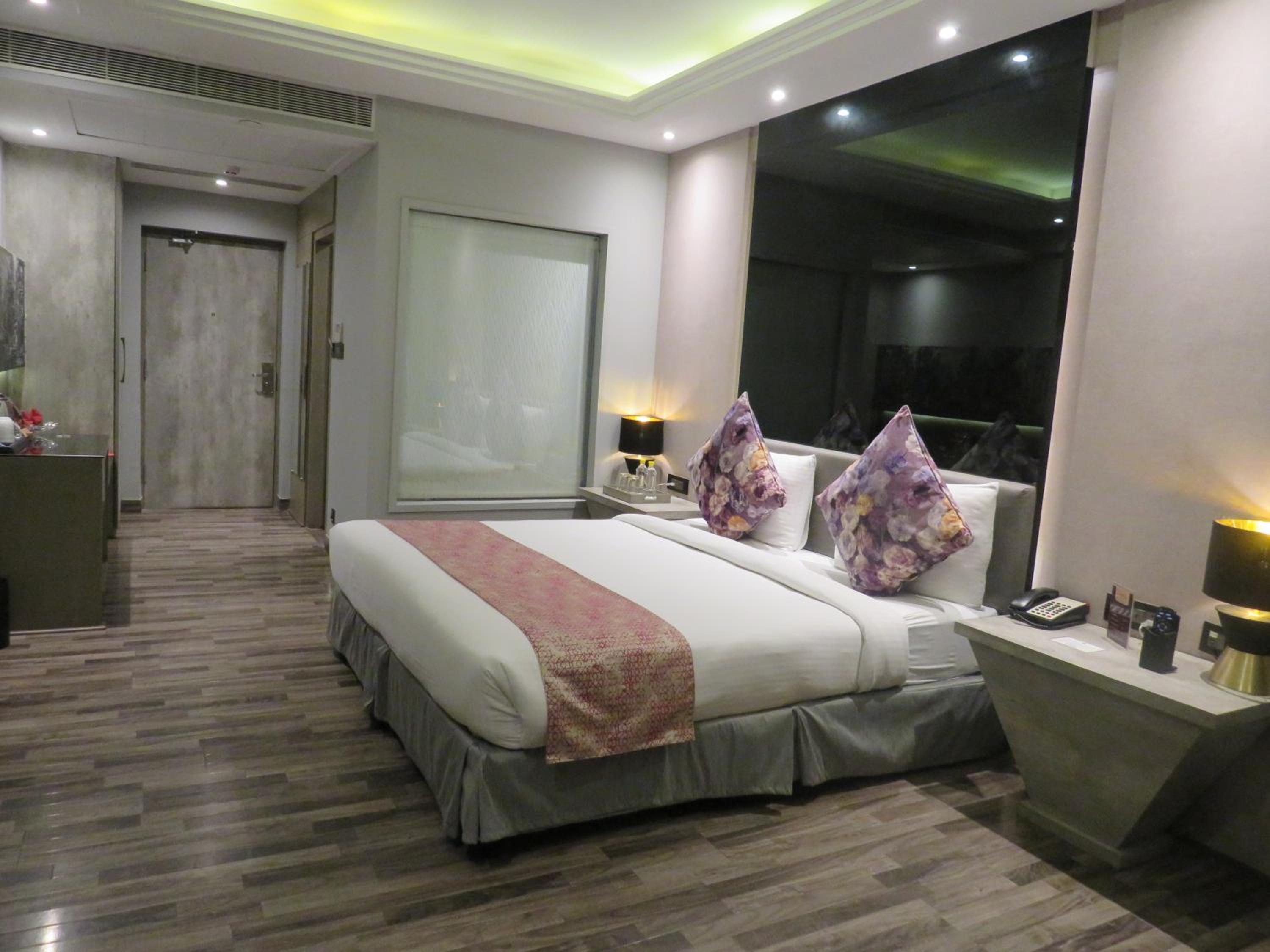 Premier Room with Balcony - Photo 4
