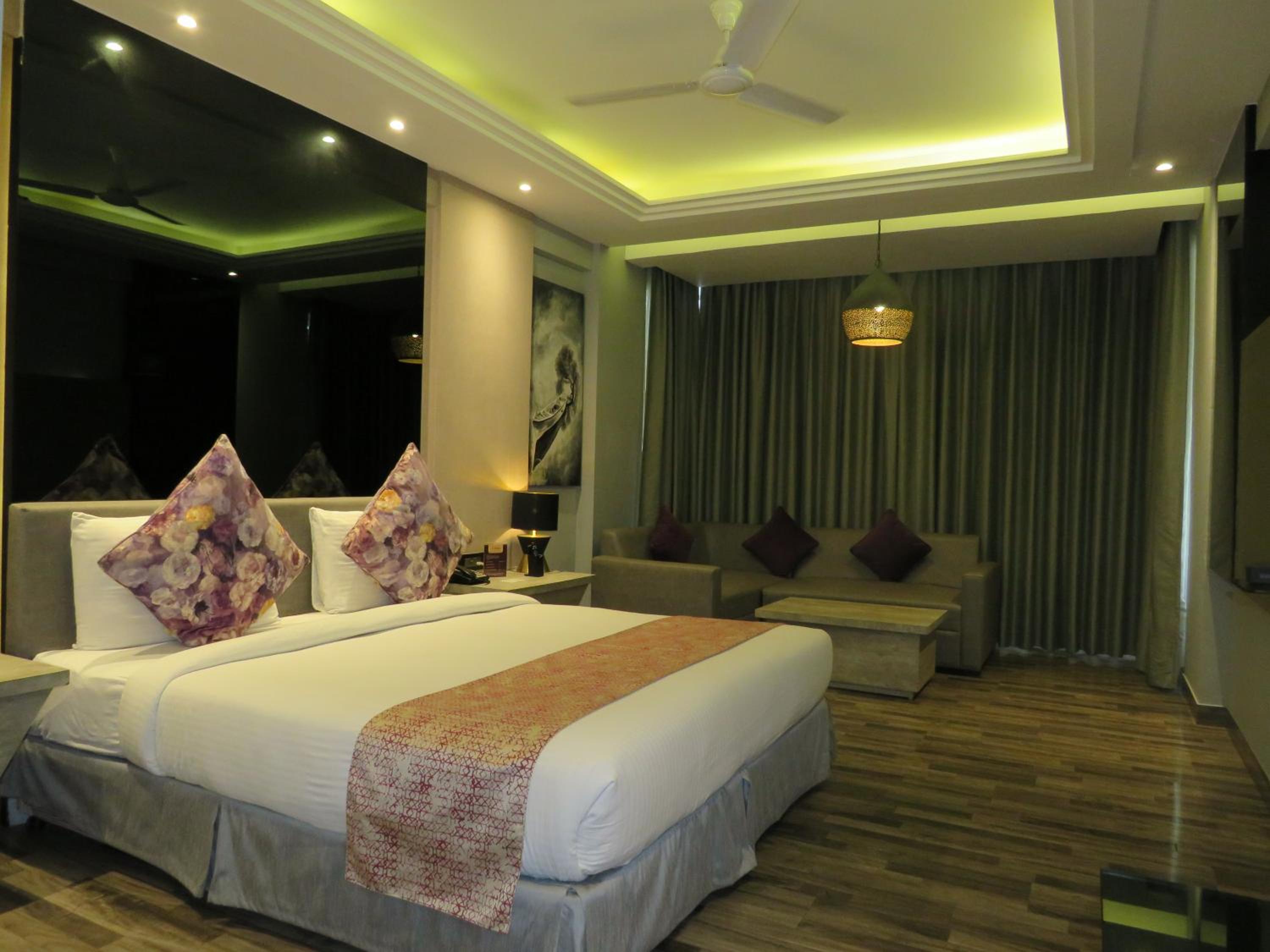 Premier Room with Balcony - Photo 3