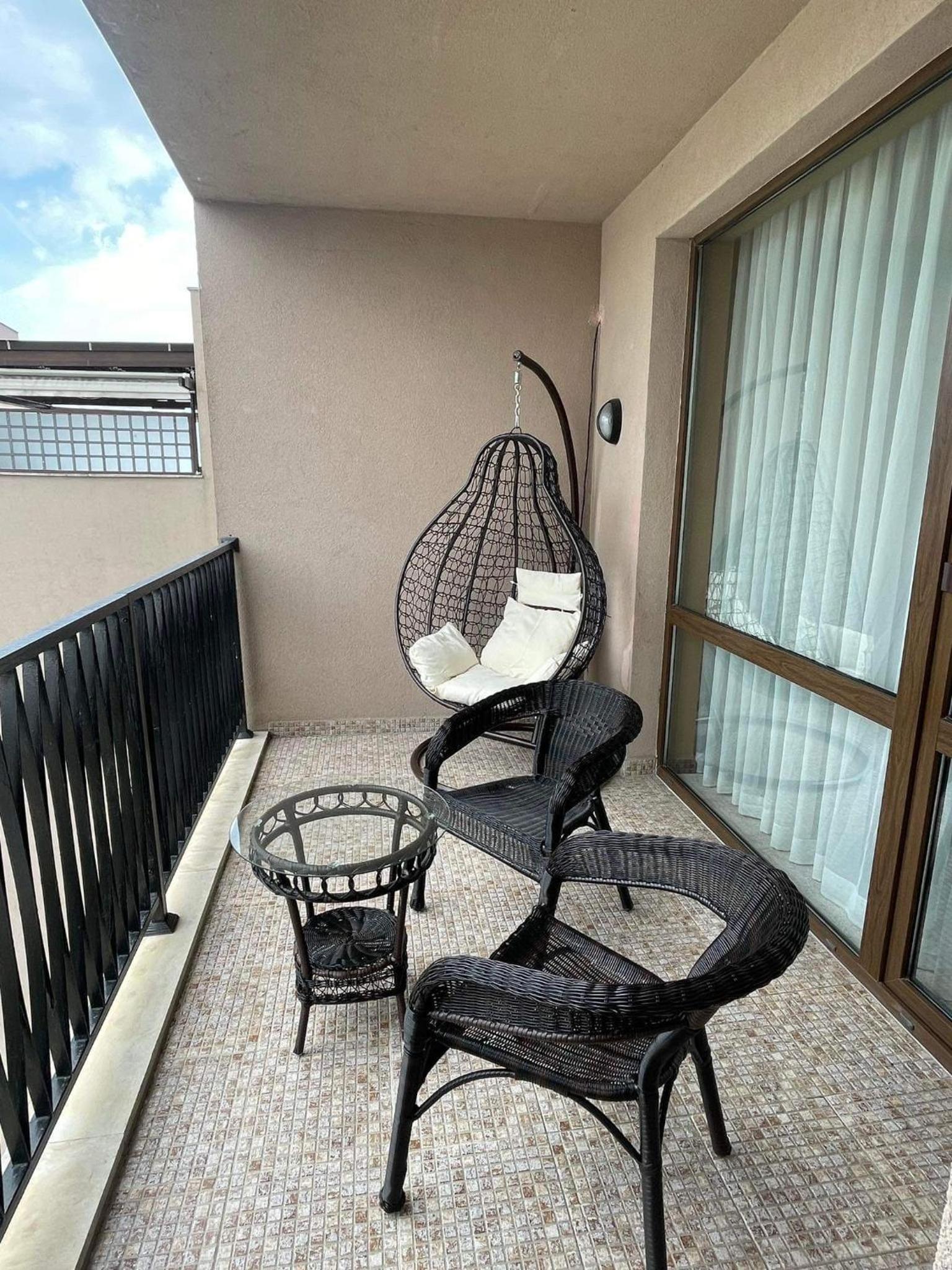 One-Bedroom Apartment photo 2