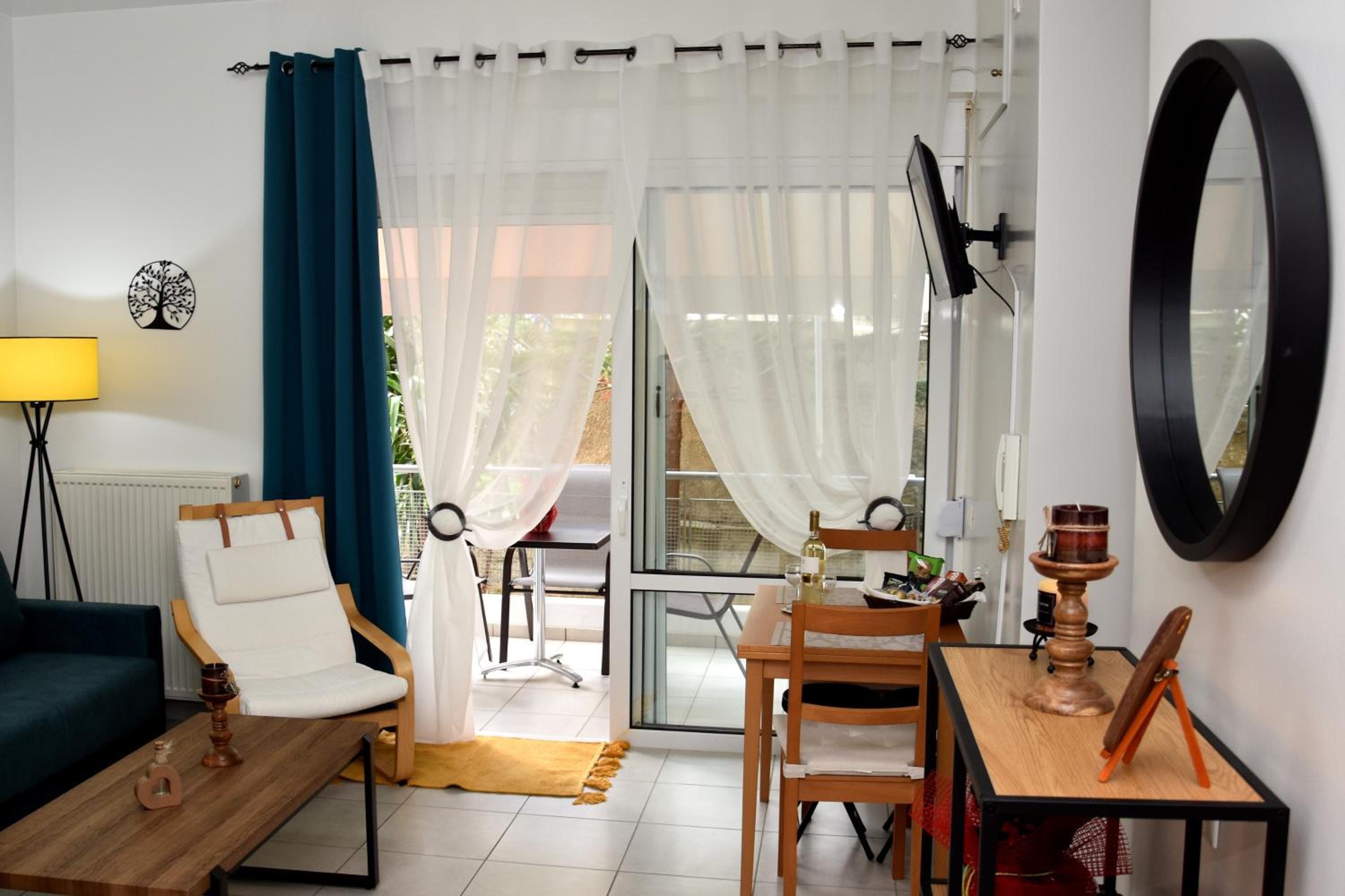 One-Bedroom Apartment photo 1