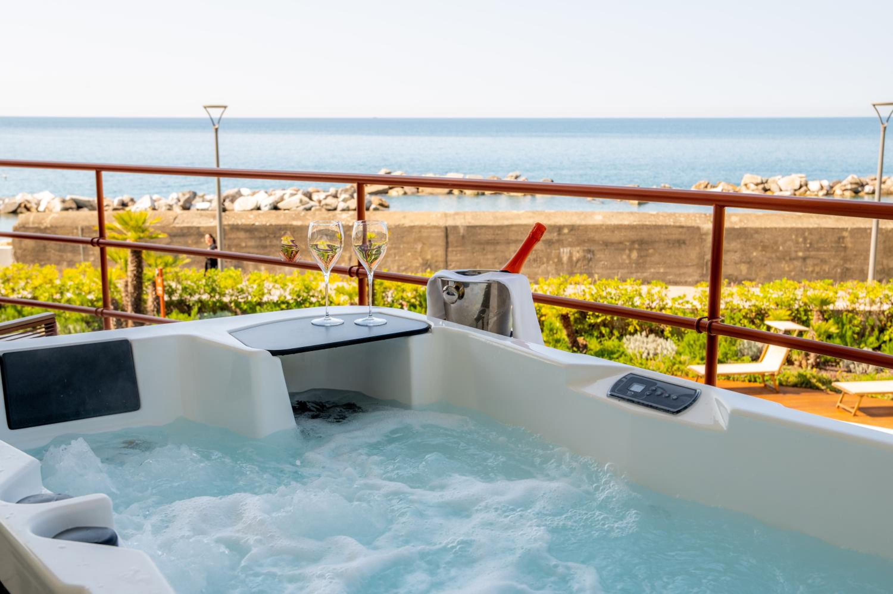 King Room with Spa Bath and Gazebo - Photo 1