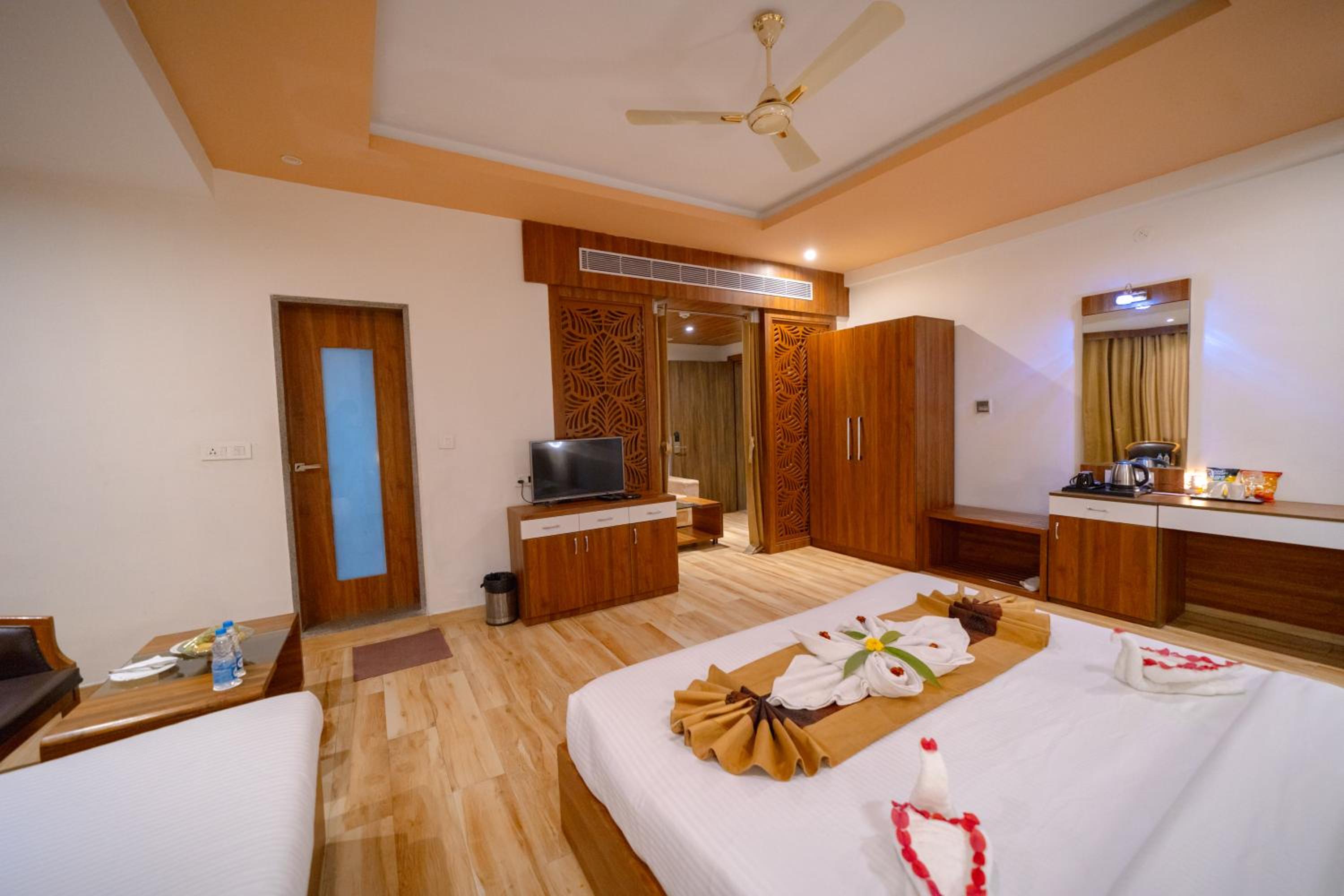Deluxe Double Room - Photo 13