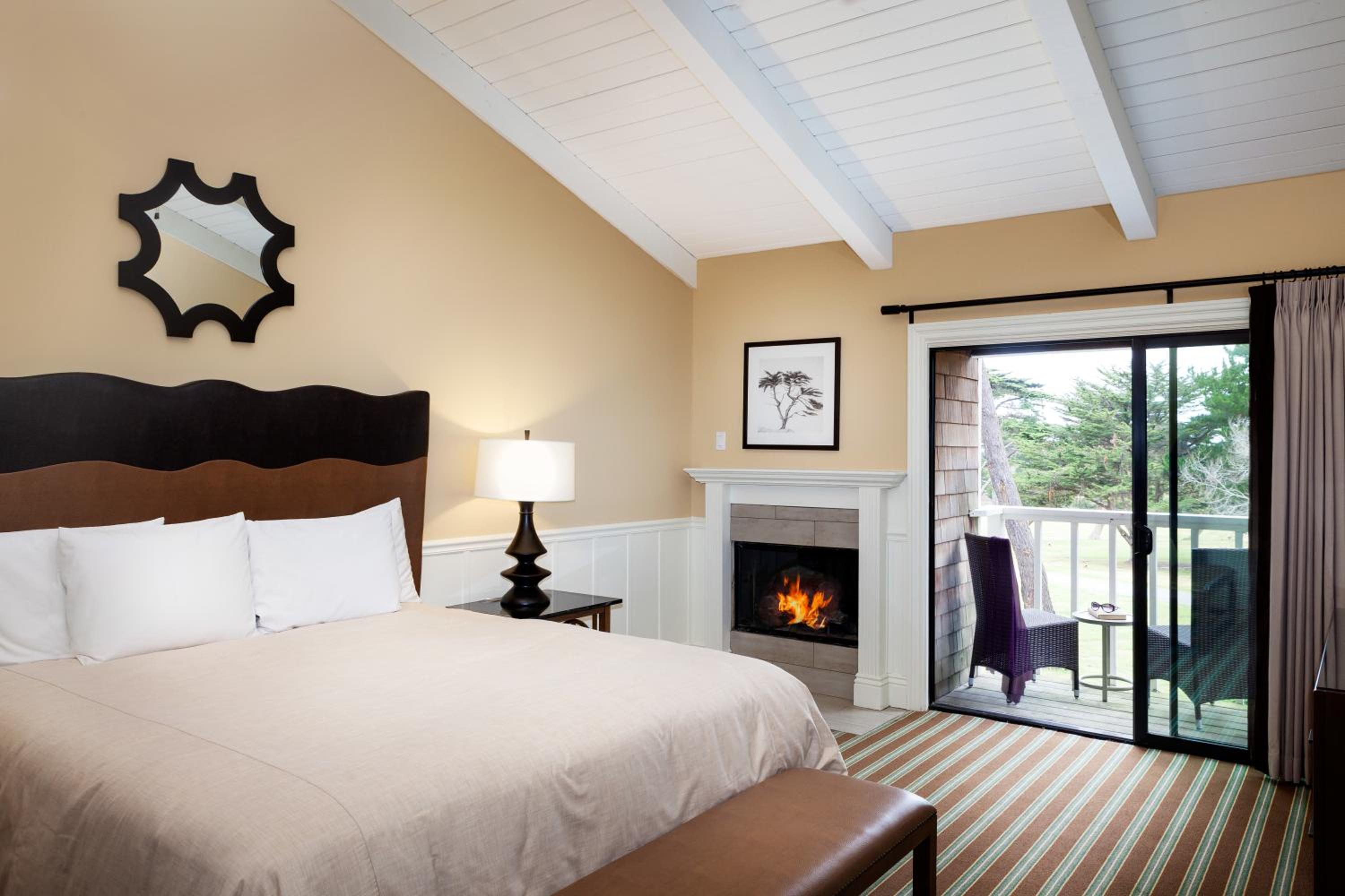 Standard King Room with Fireplace - Photo 1