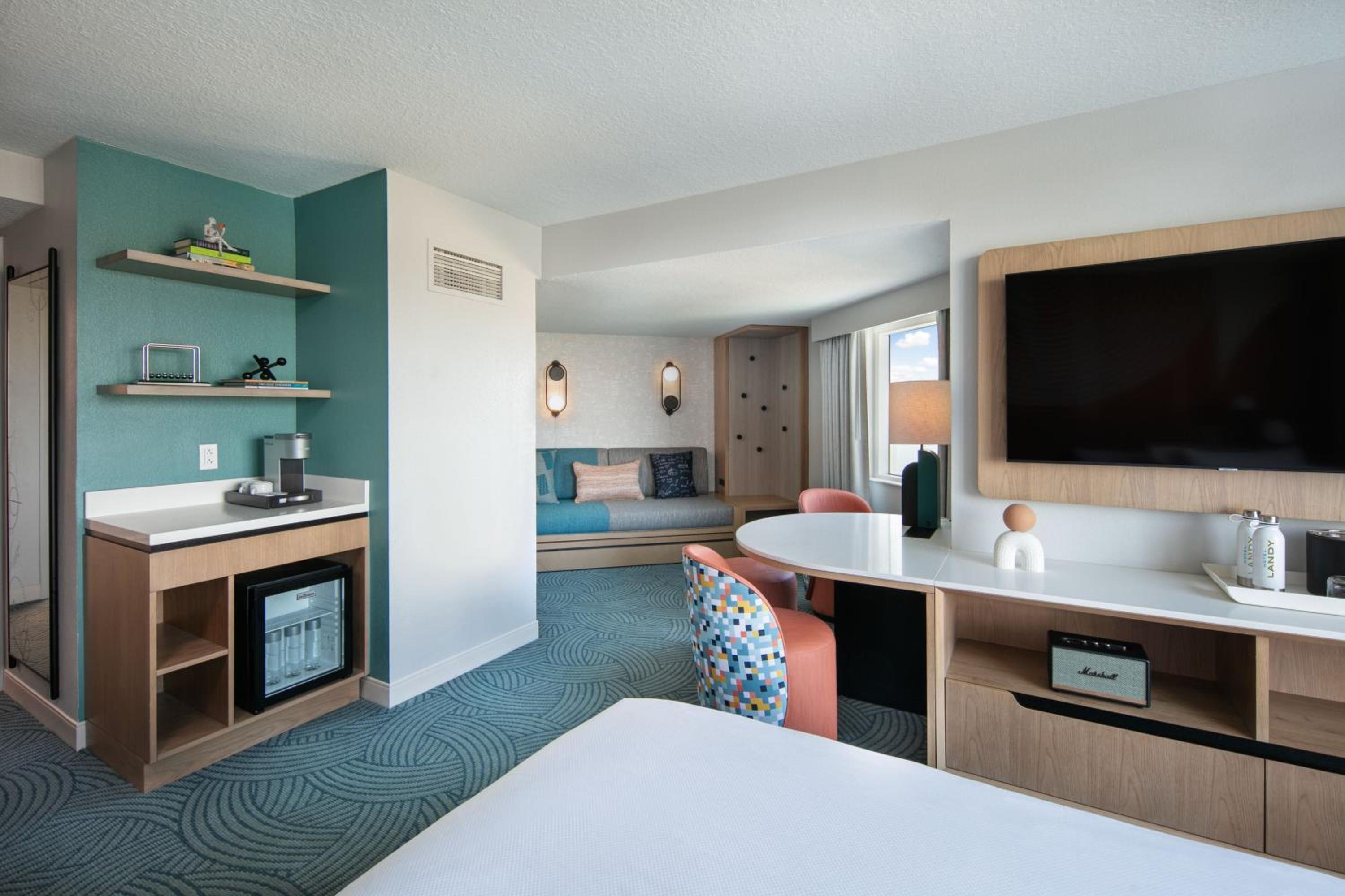 Queen Room with Two Queen Beds and Adapted Tub - Mobility Accessible thumbnail 5