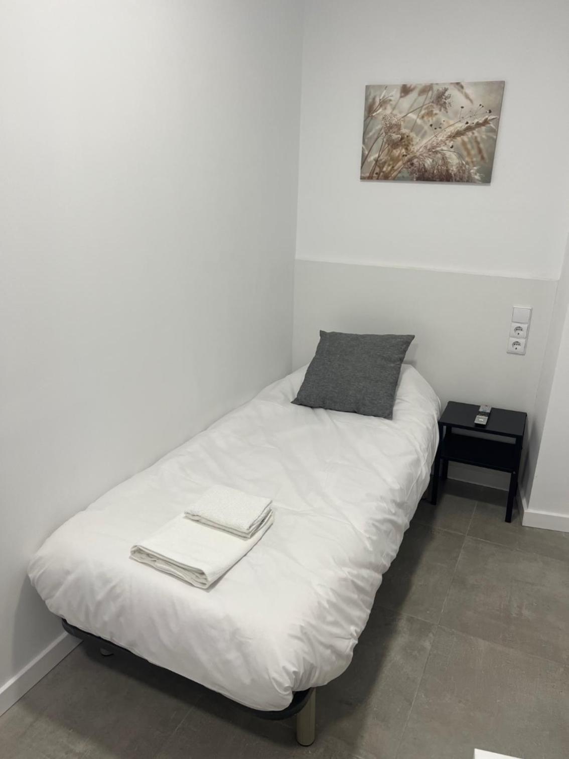 Single Room with Private Bathroom photo 2