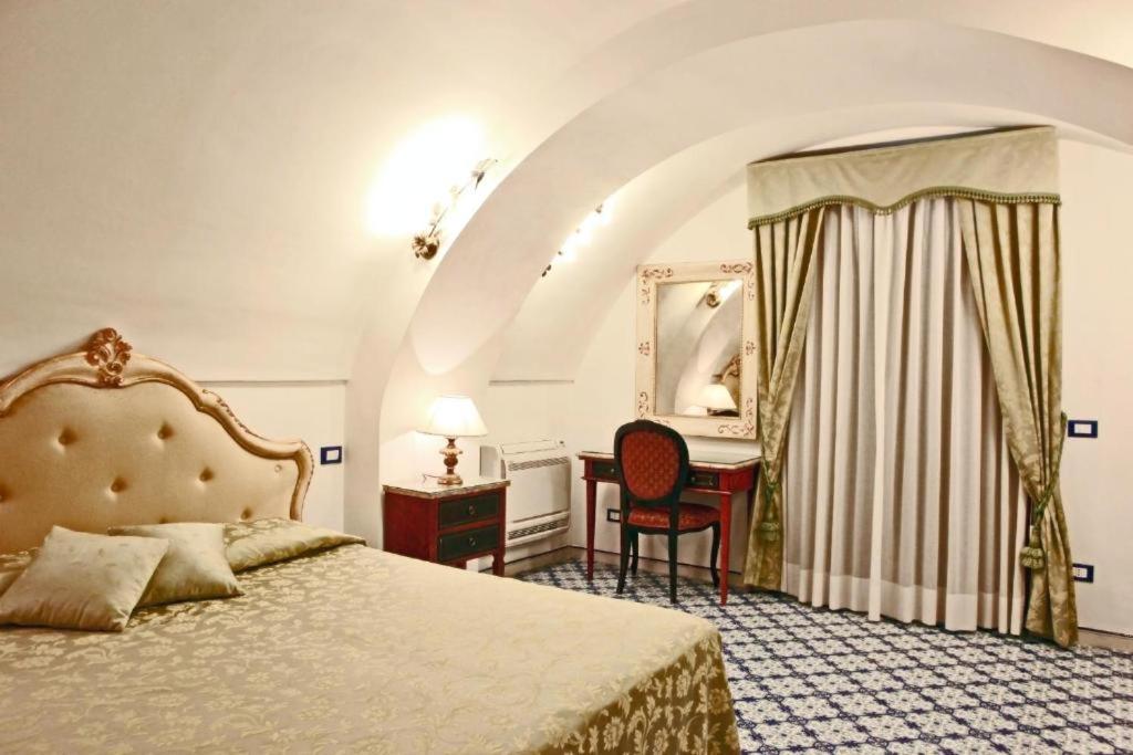 Standard Double or Twin Room with Sea View - Photo 4