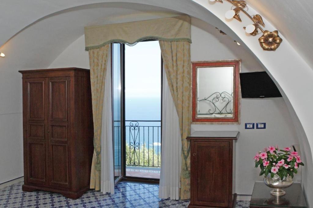 Standard Double or Twin Room with Sea View - Photo 40