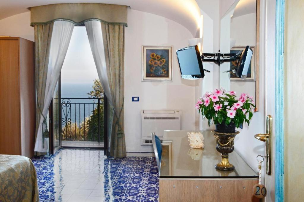 Standard Double or Twin Room with Sea View - Photo 36