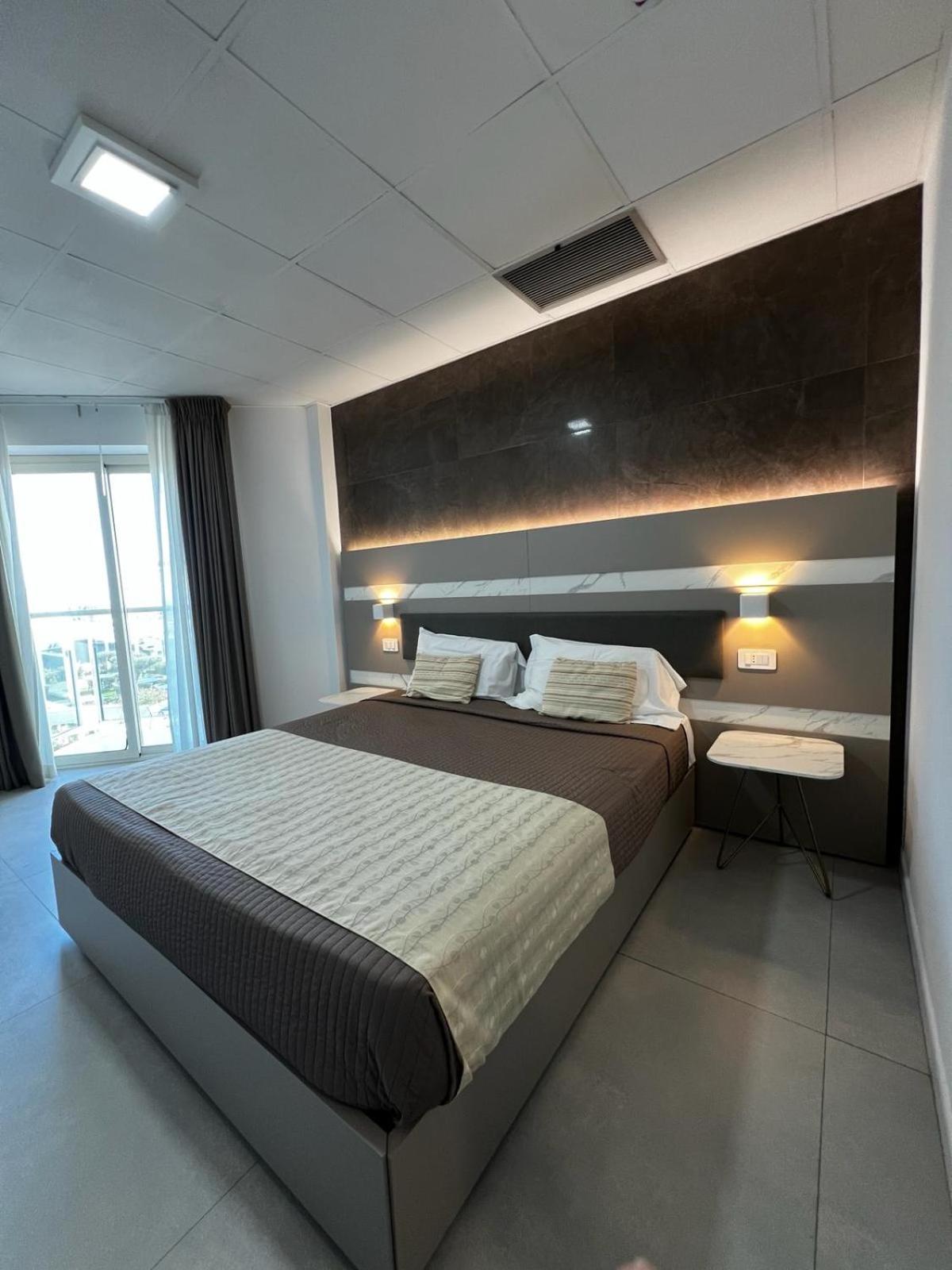 Superior Double Room with Balcony - Photo 3