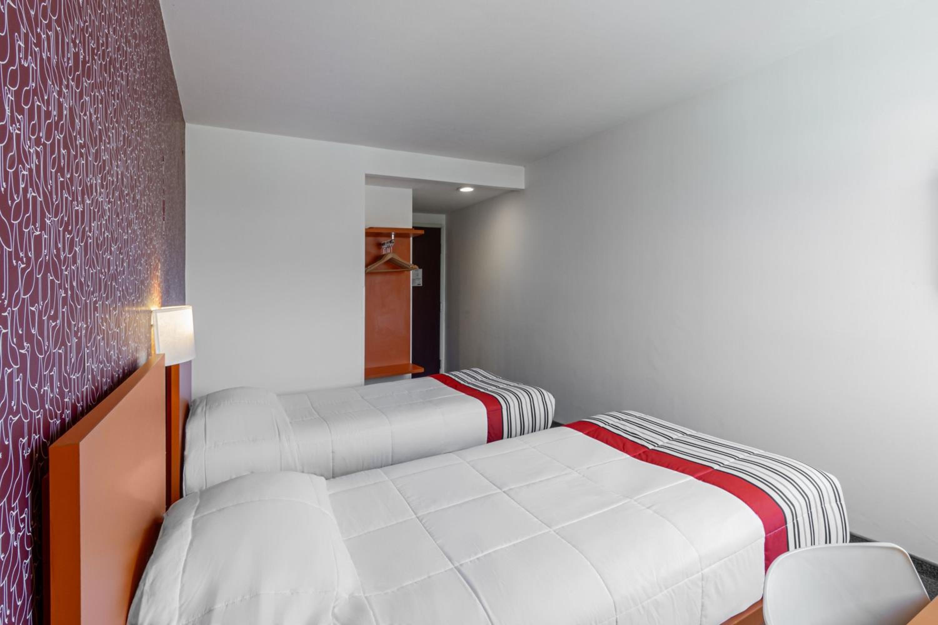 Twin Room - Photo 4