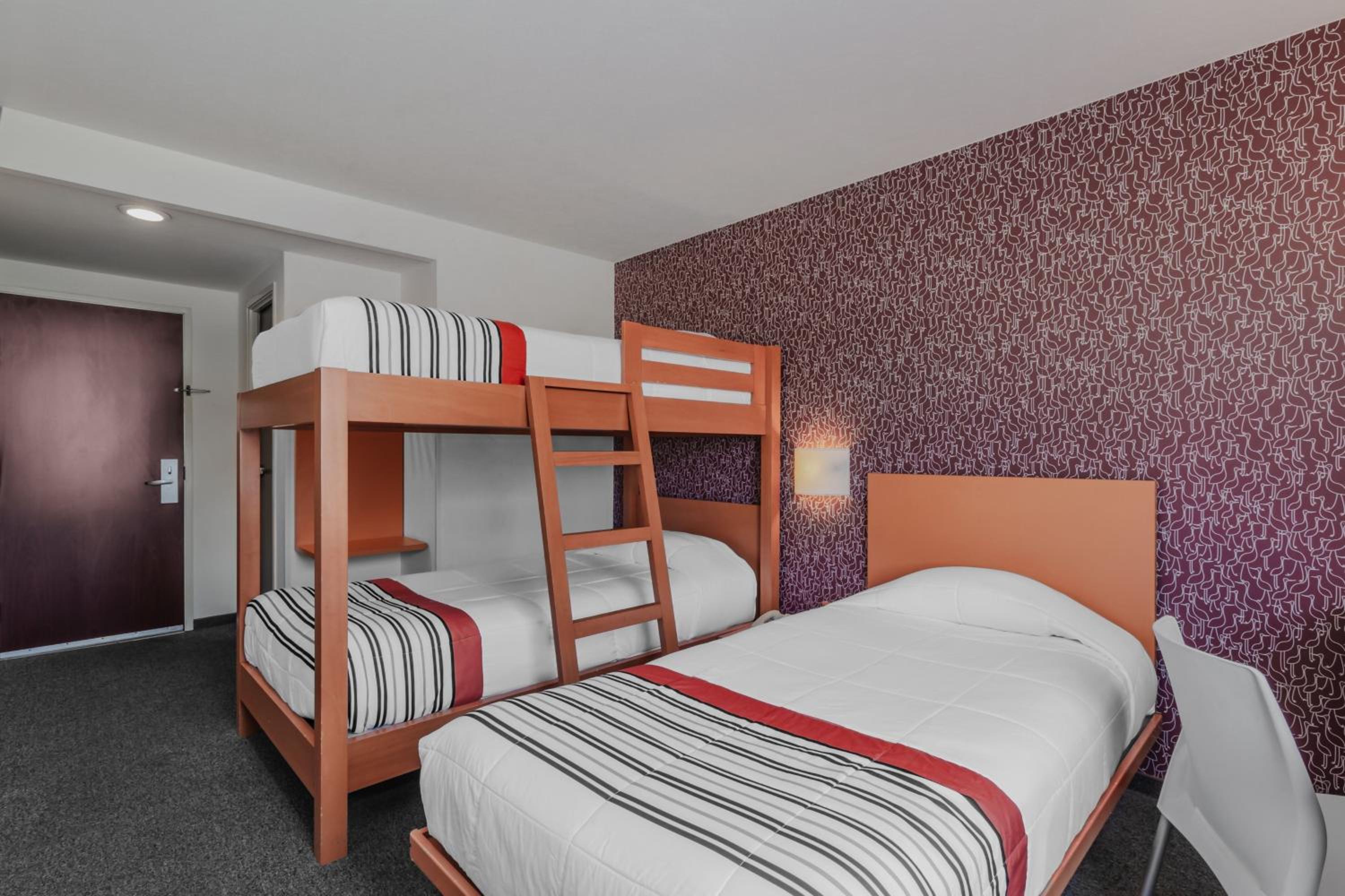 Room with Three Twin Beds - Photo 7