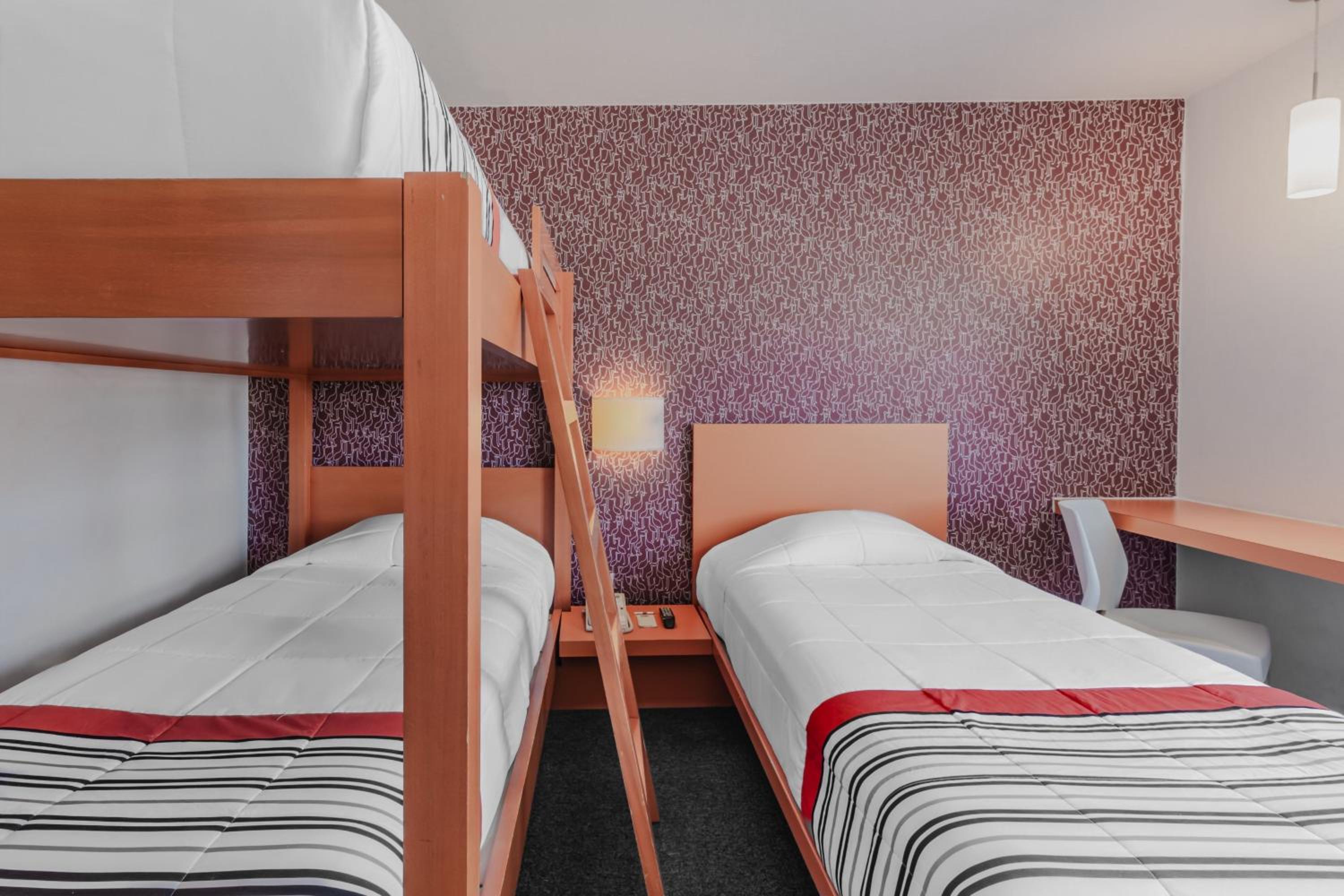 Room with Three Twin Beds - Photo 6