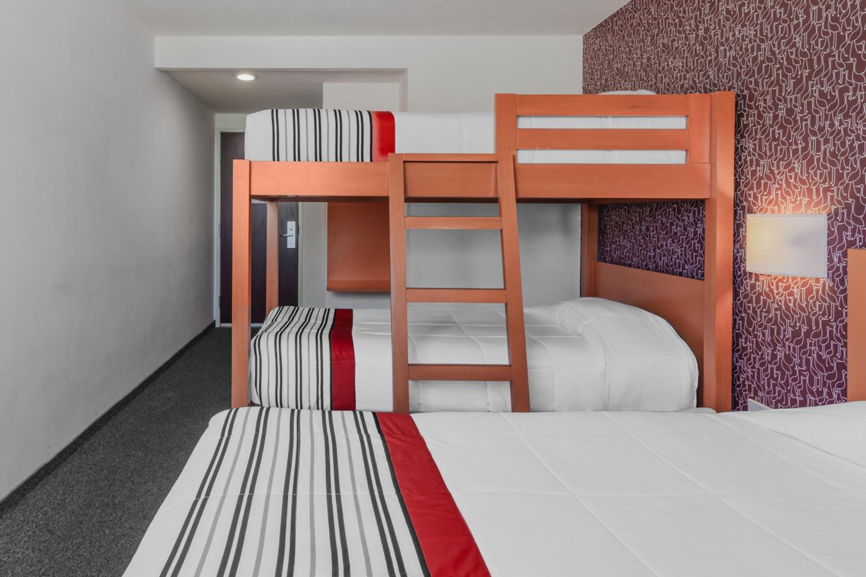 Room with Three Twin Beds - Photo 5