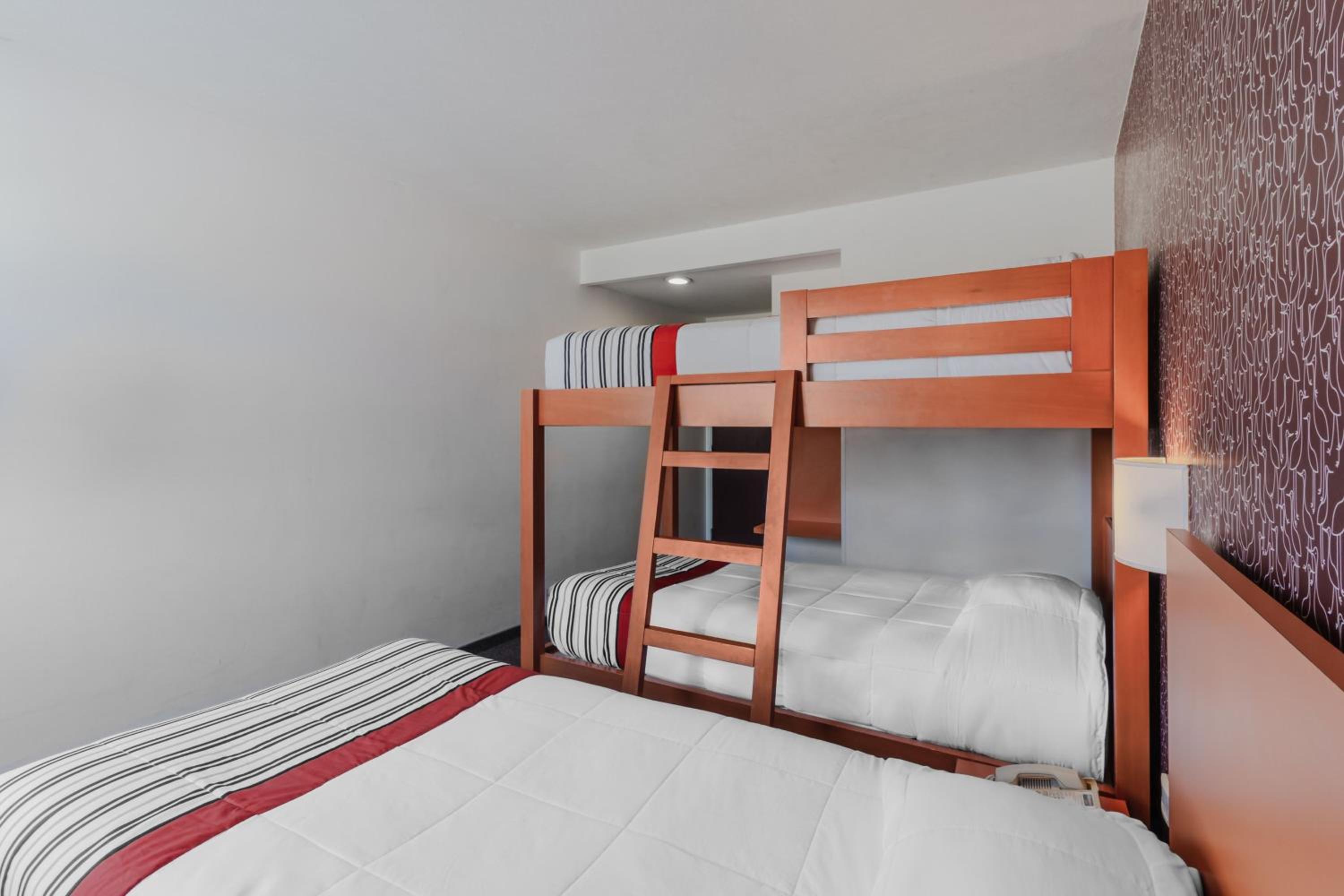 Room with Three Twin Beds - Photo 4