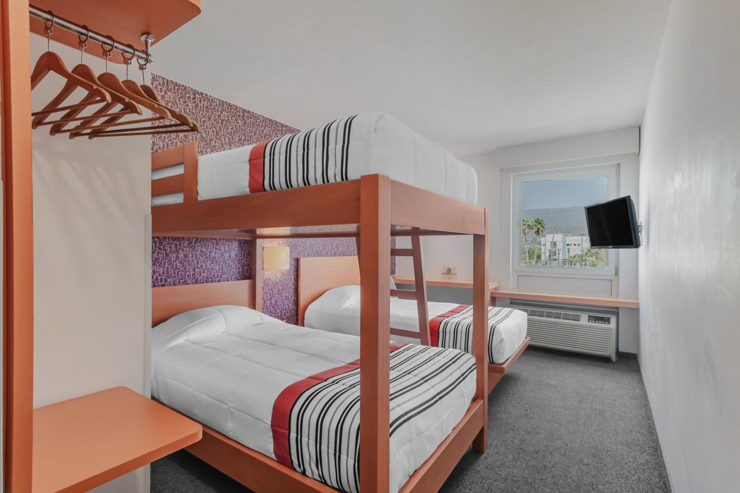 Room with Three Twin Beds - Photo 3