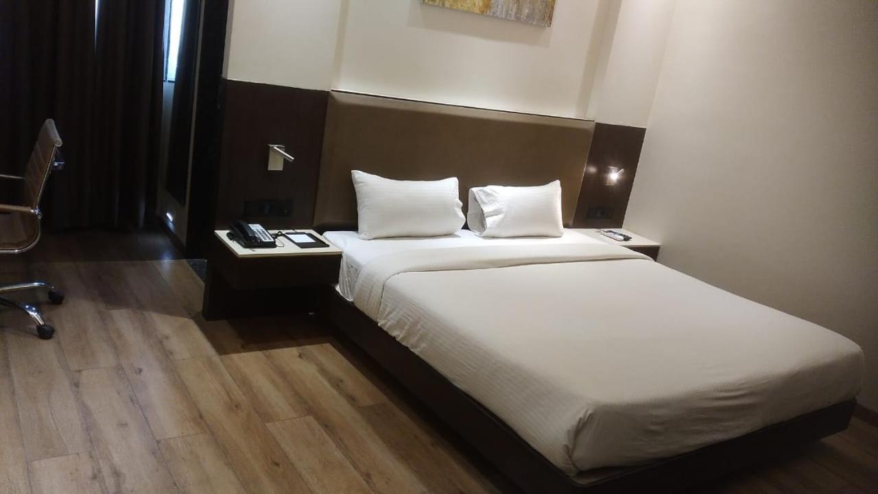 Grande Room King Bed - Photo 4