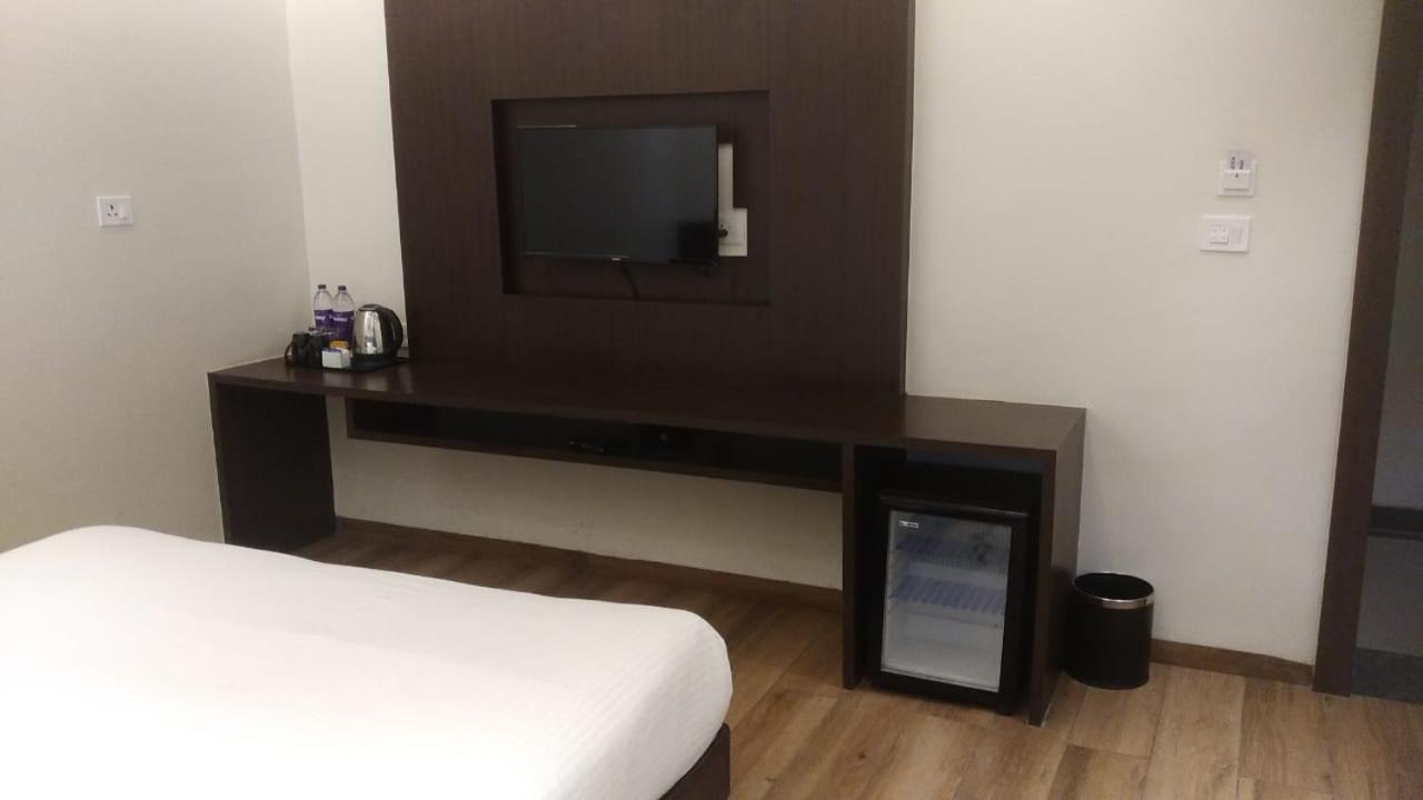 Grande Room King Bed - Photo 1
