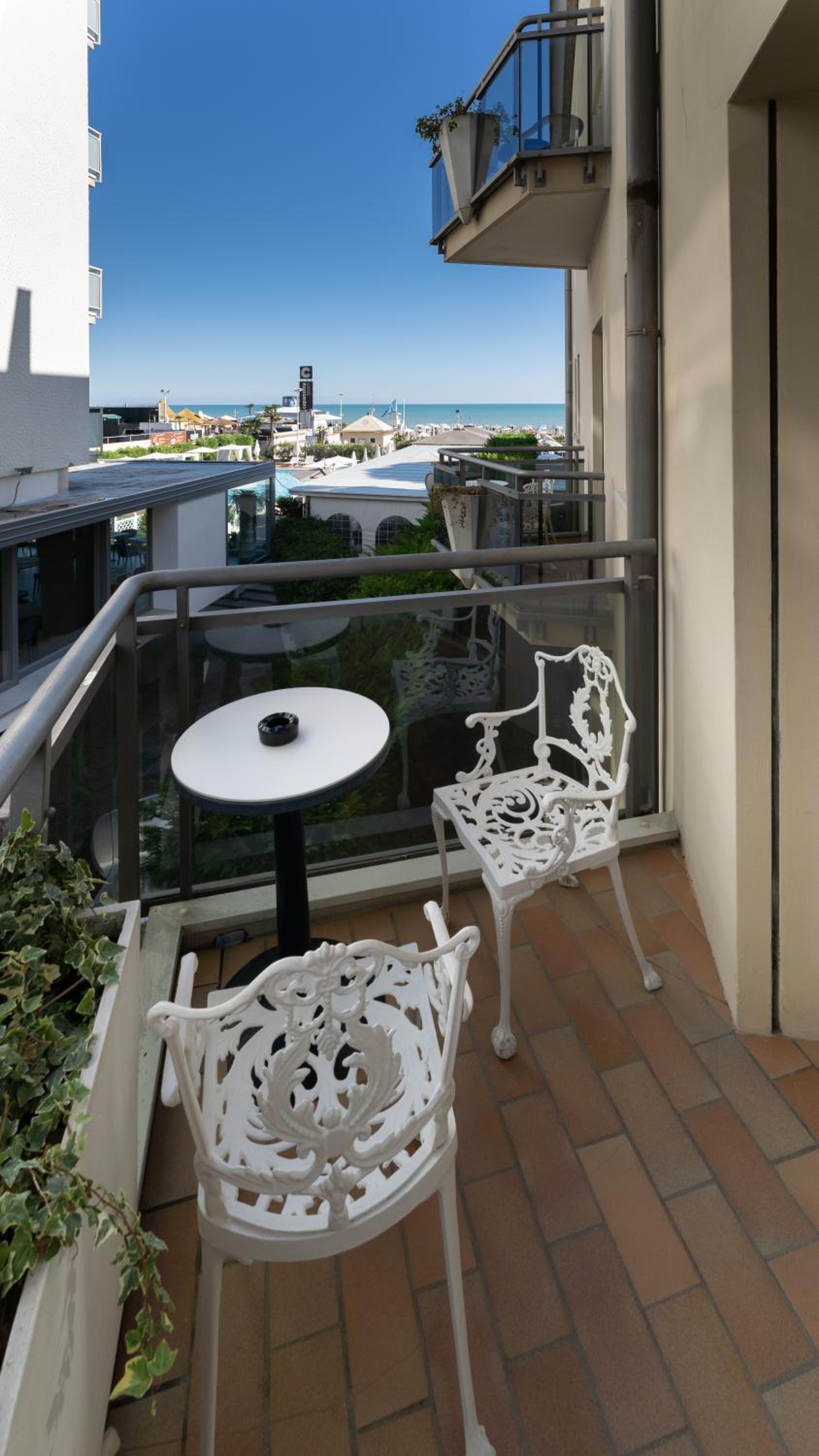 Superior Double with Balcony Lateral Sea View photo 2