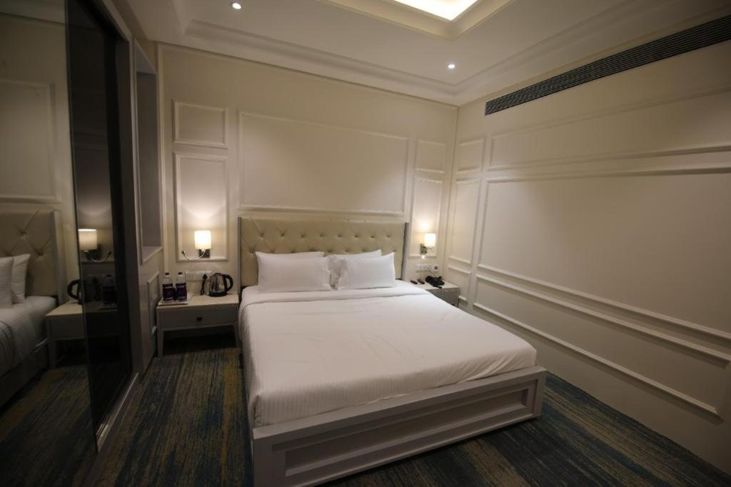 Grande Room King Bed - Photo 2