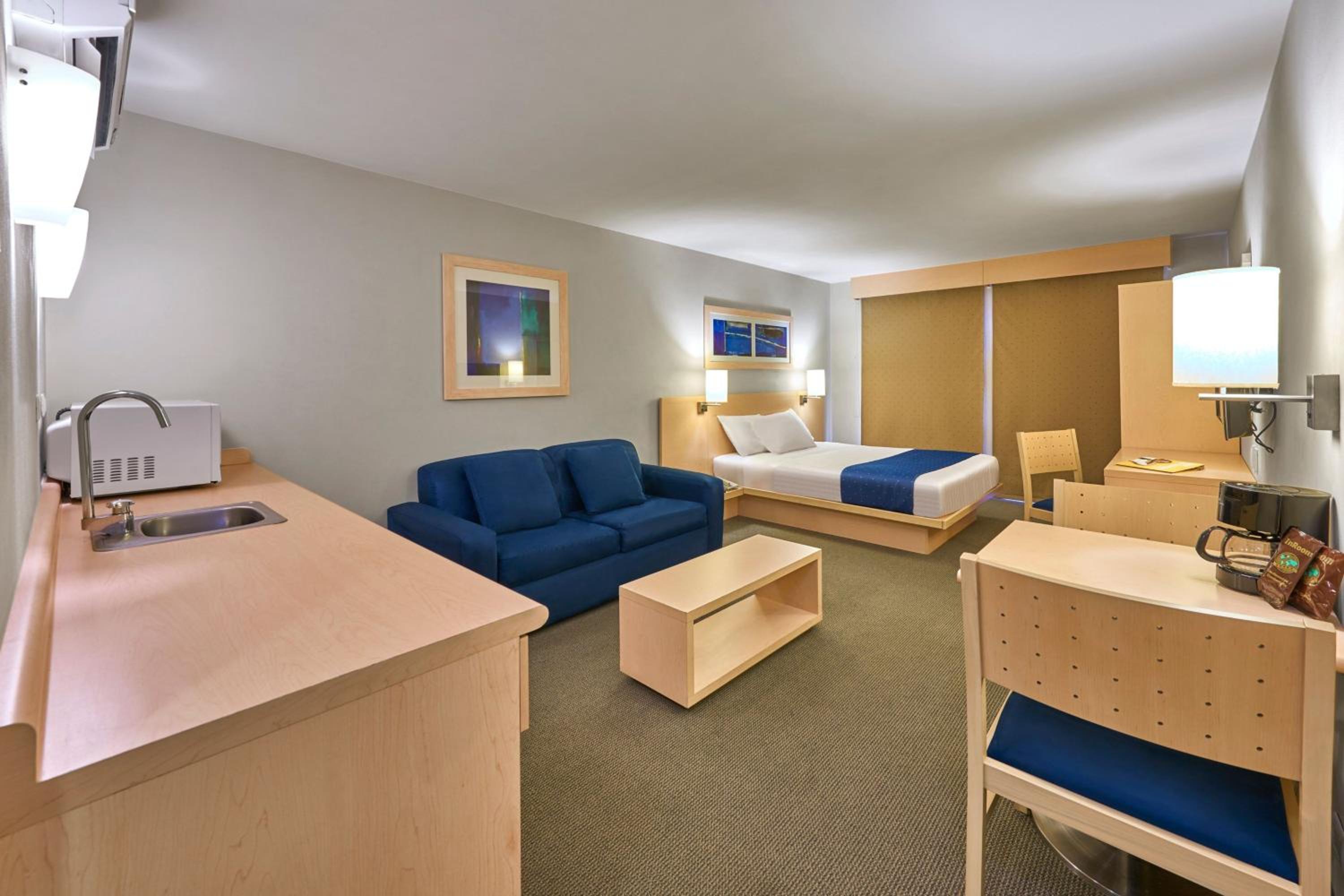 Queen Suite with Sofa Bed - Photo 2