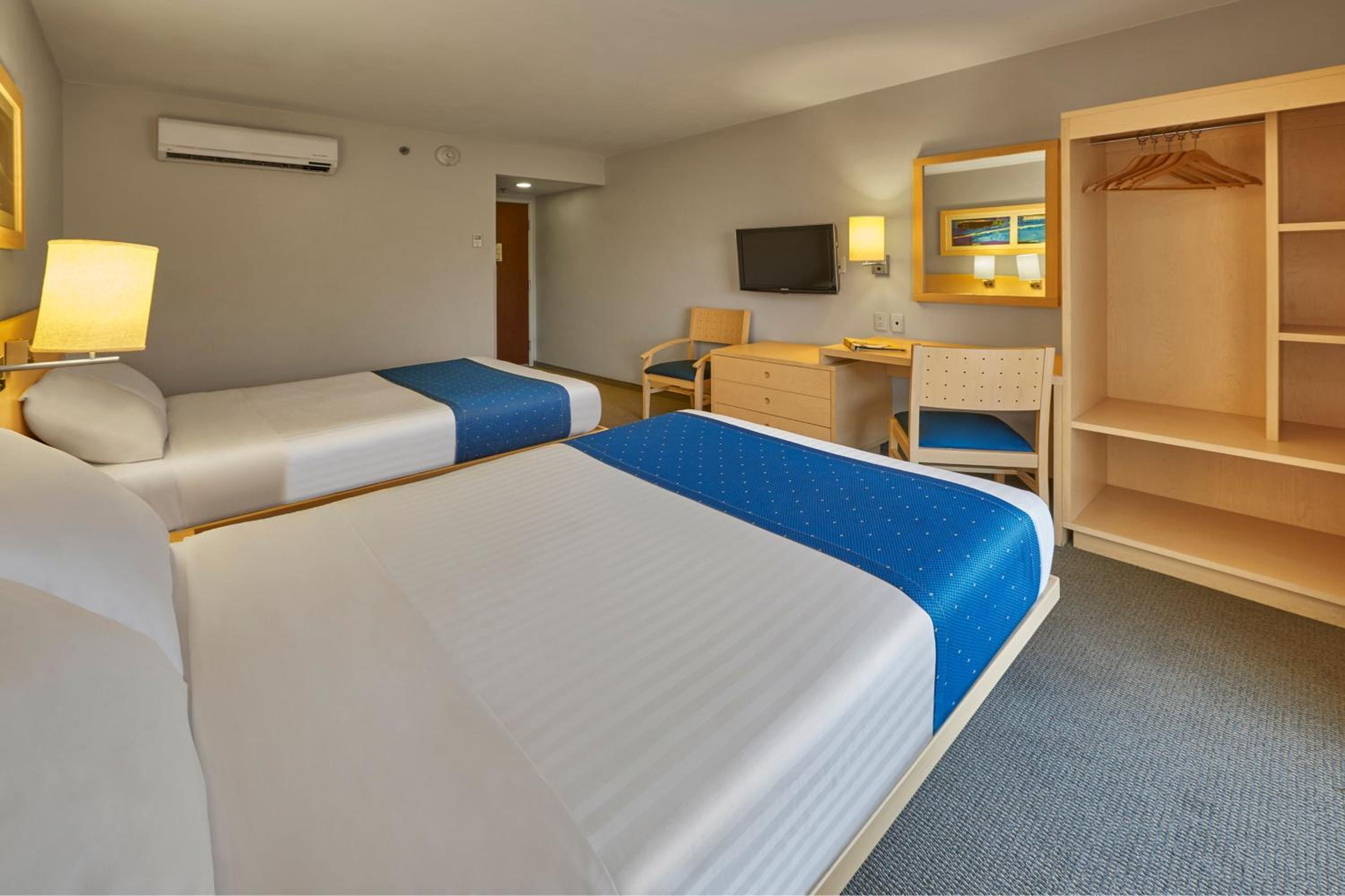 Queen Room with Two Queen Beds - Photo 2