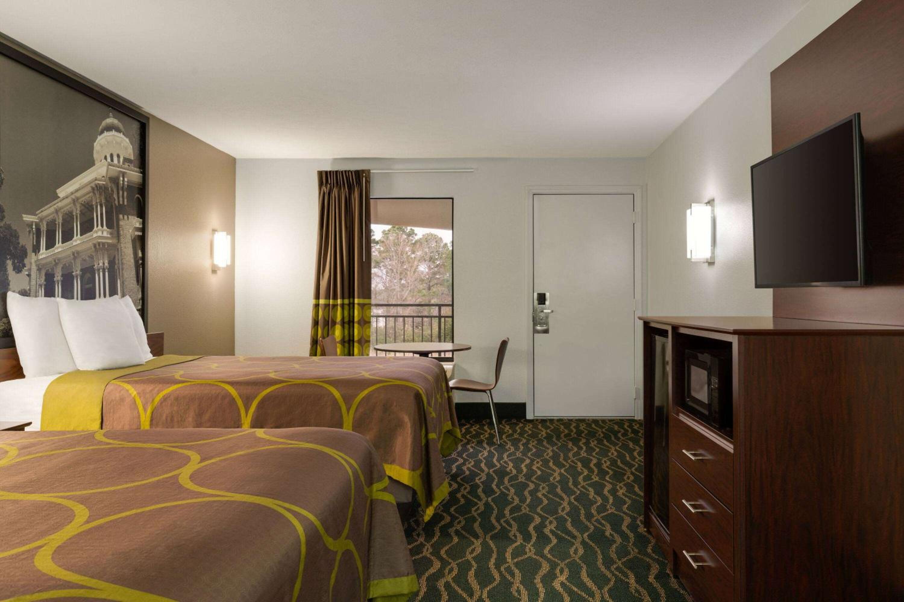 Queen Room with Two Queen Beds - Non-Smoking - Photo 2