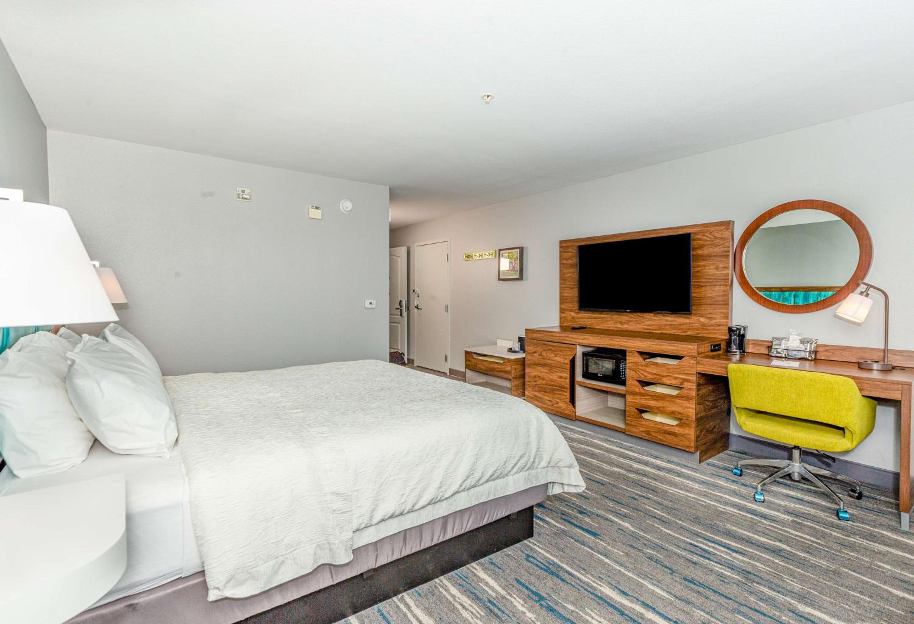 King Room with King Bed - Non-Smoking - Photo 5