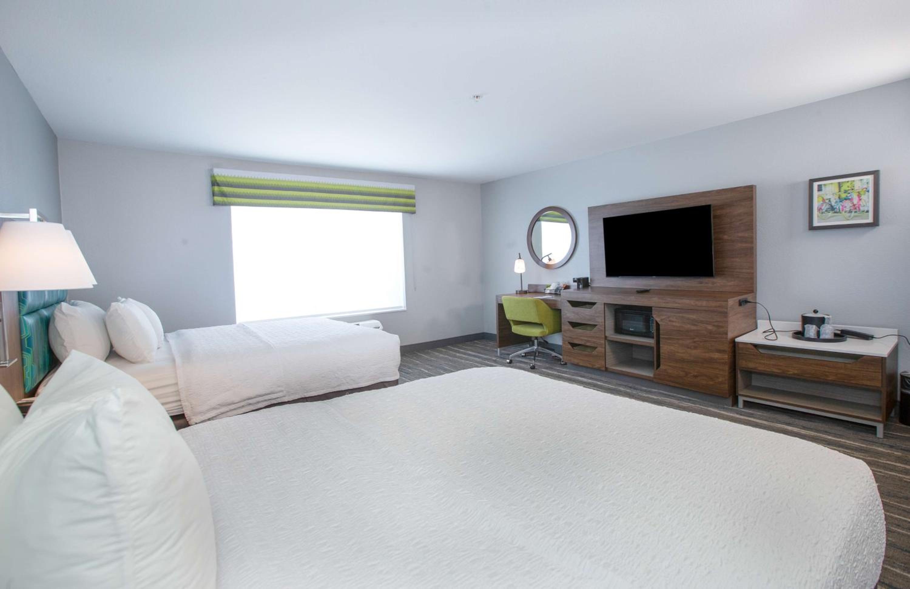 Room with Two Queen Beds - Non-Smoking - Photo 4