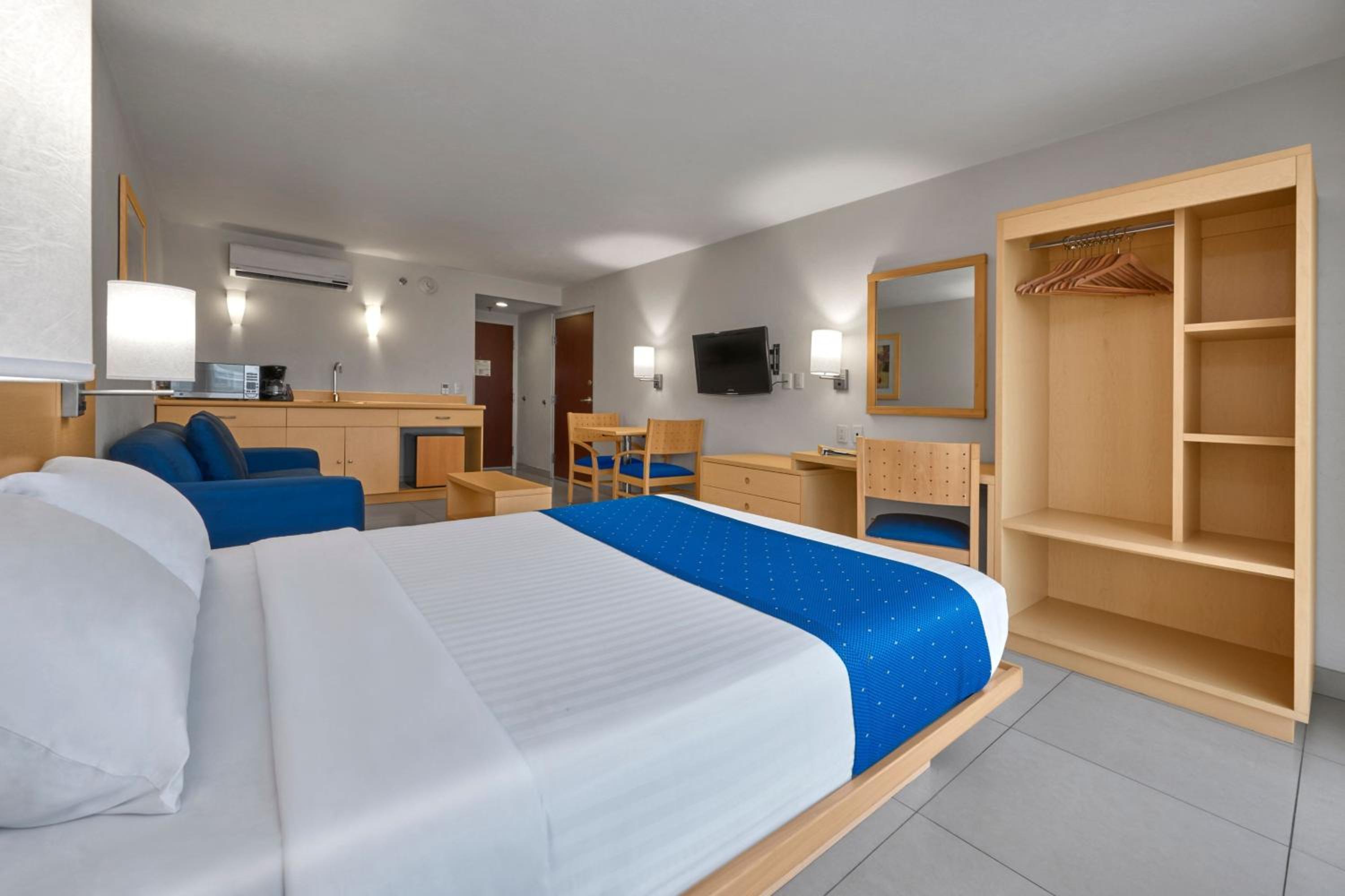 Queen Suite with Sofa Bed photo 2