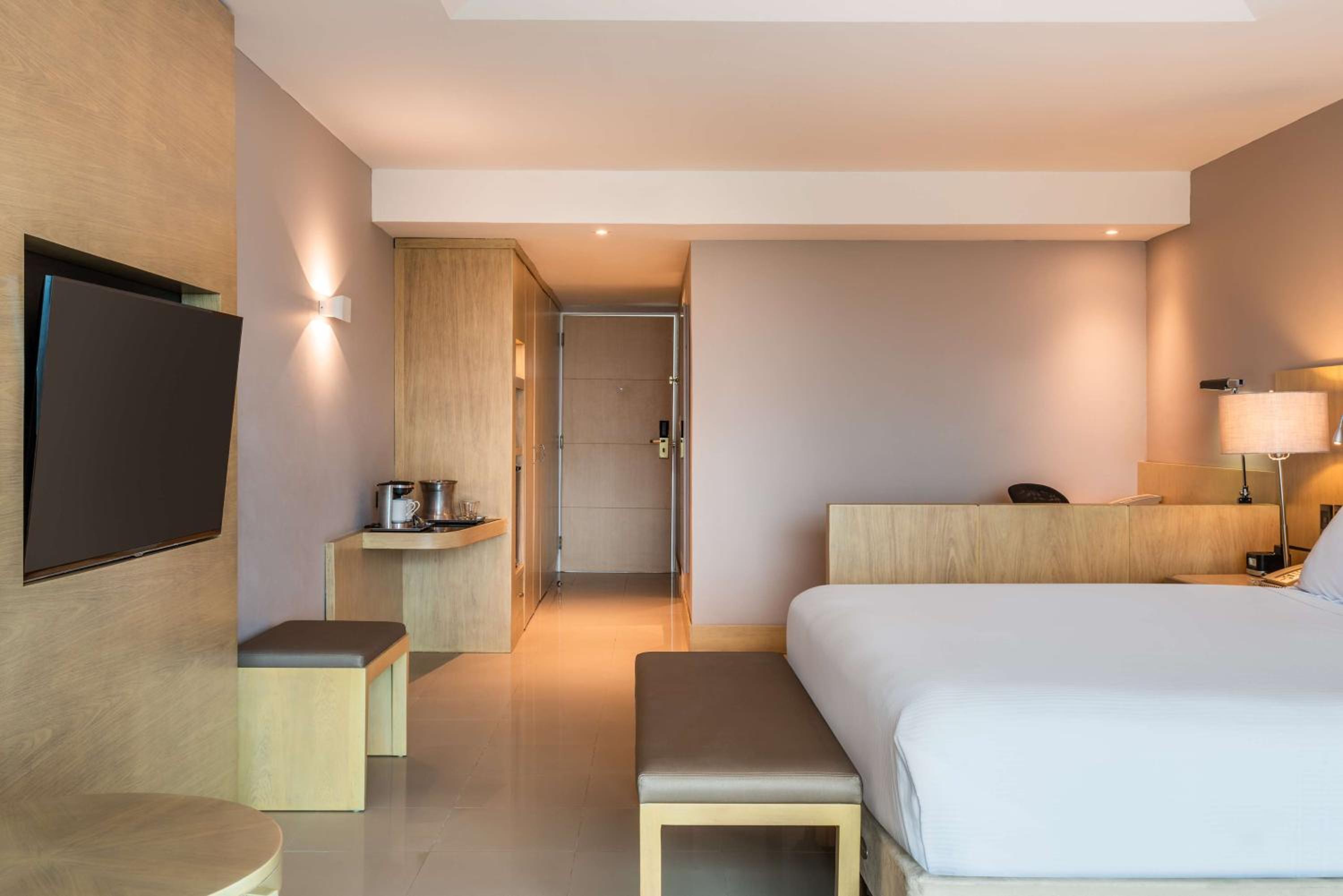 Executive King Room with City View - Photo 2