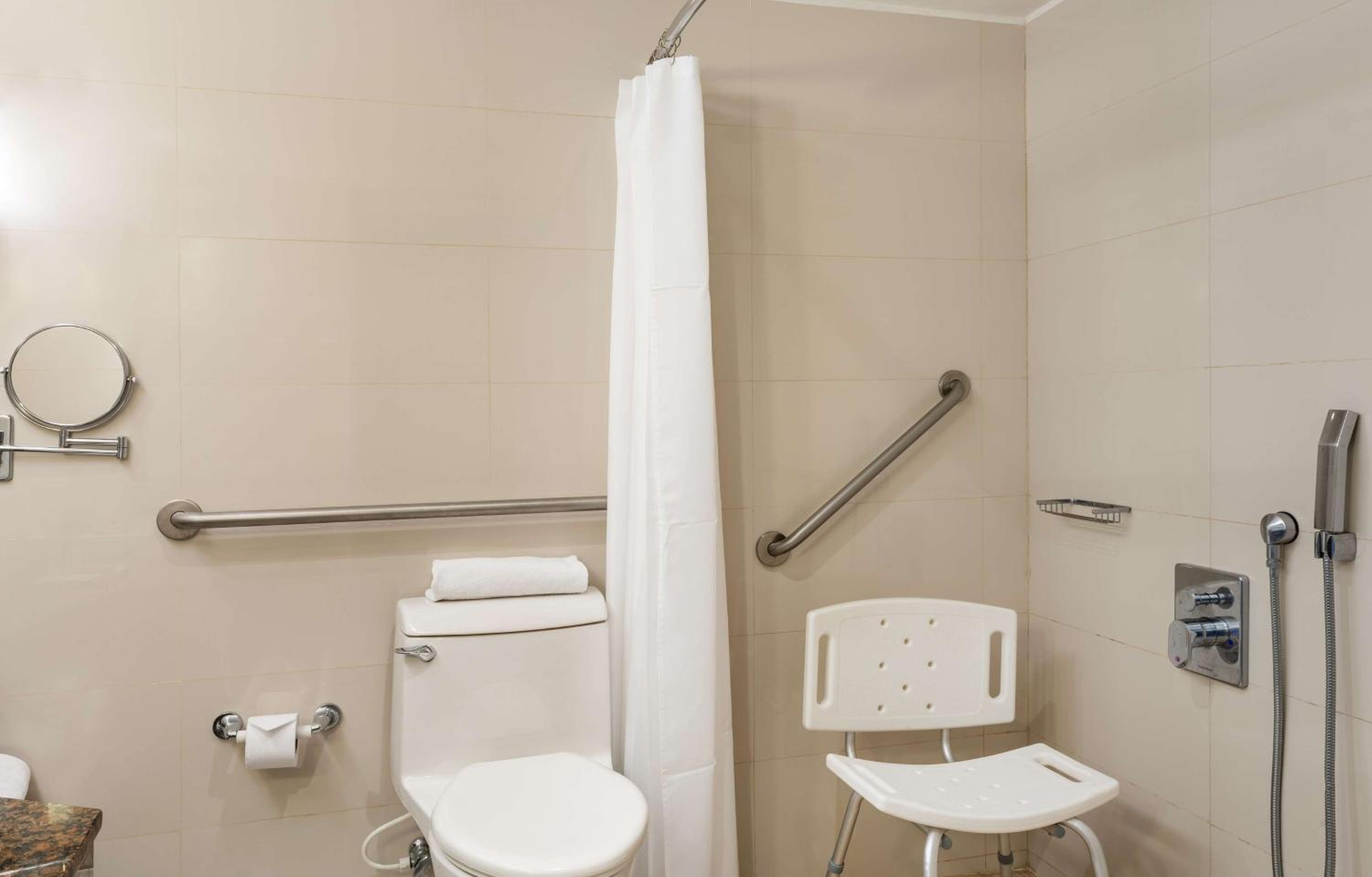 King Room with Roll-In Shower and Ocean View - Accessible - Photo 3