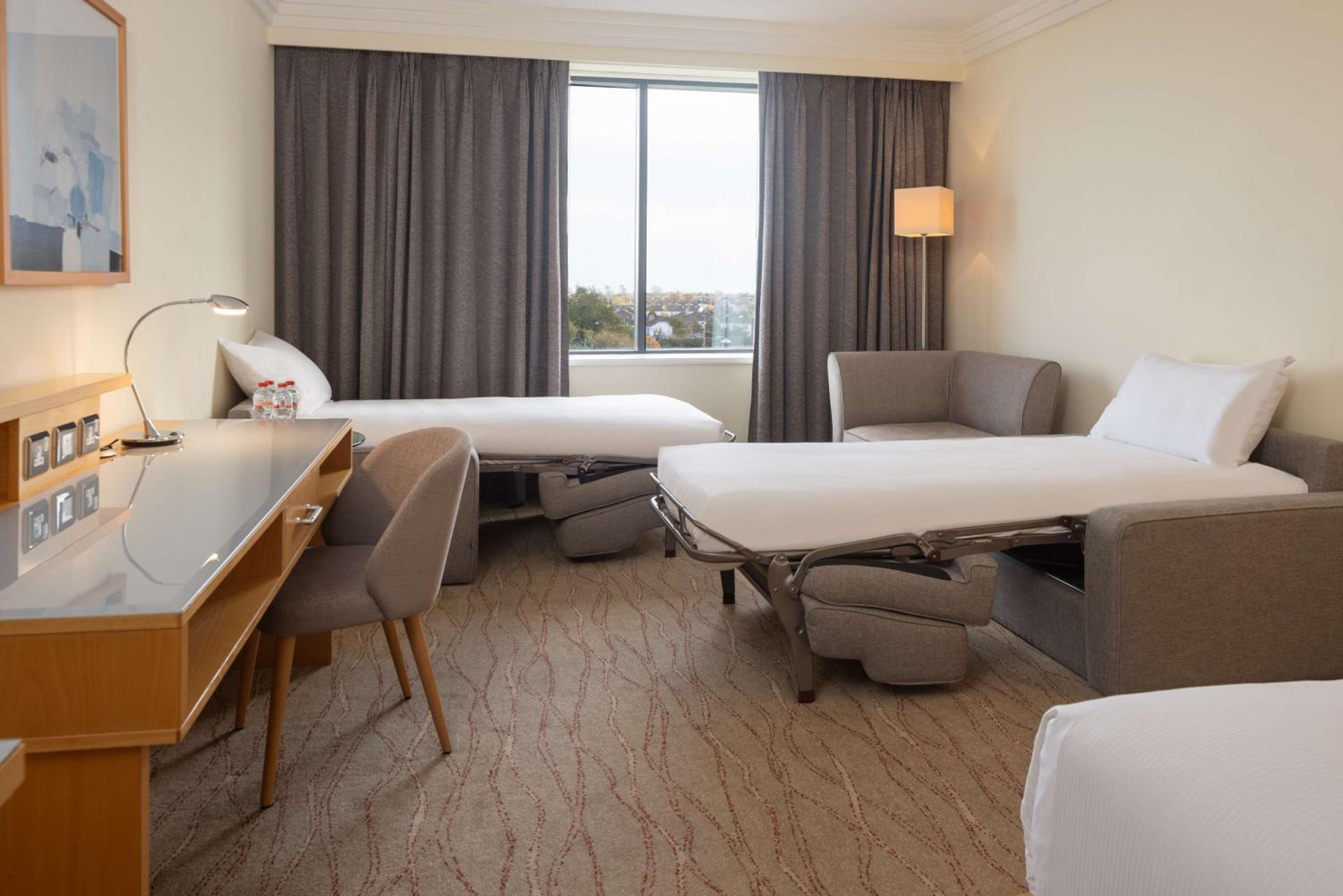 King Room with two single sofa beds - Photo 3