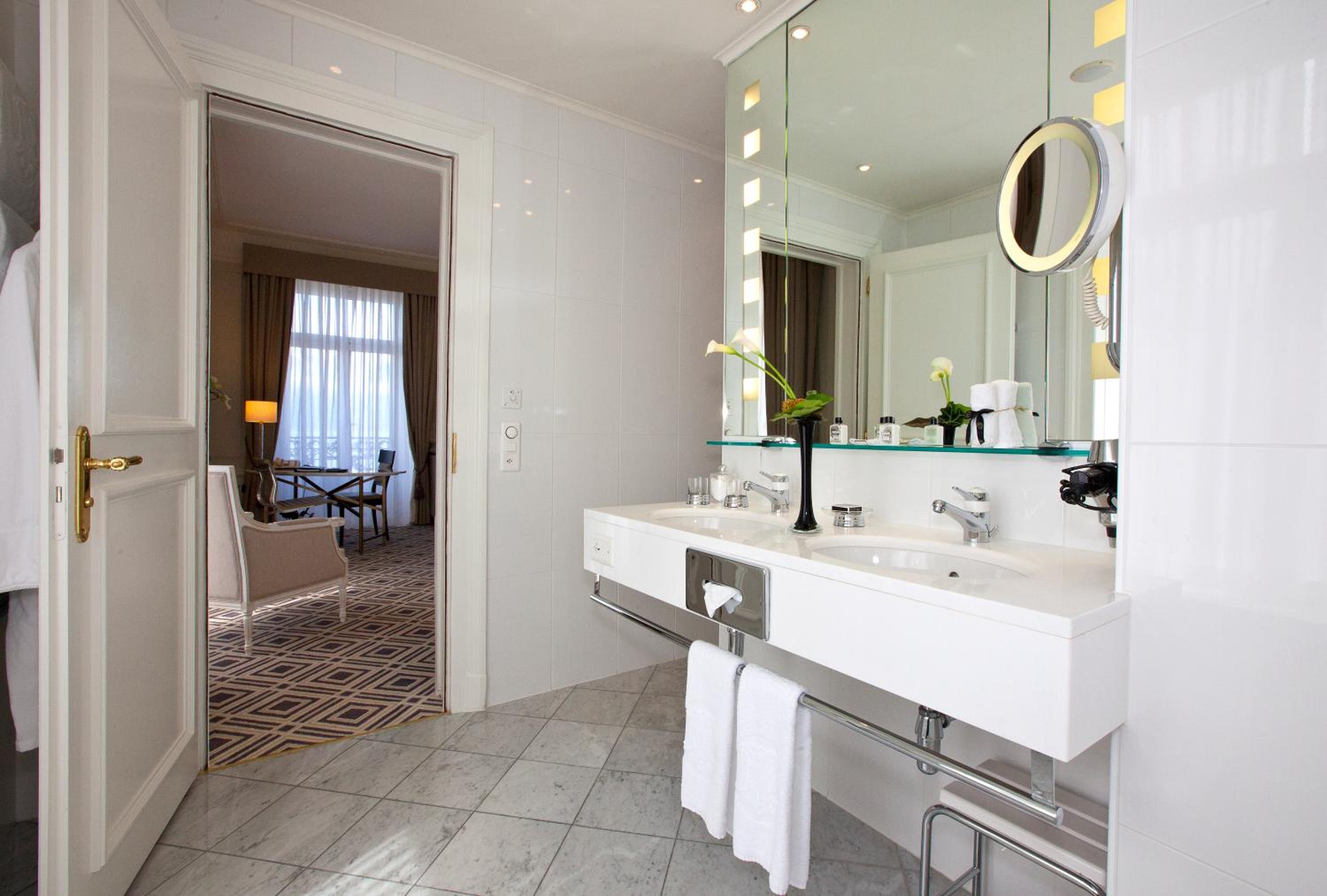 Signature Suite with Lake View - Photo 2