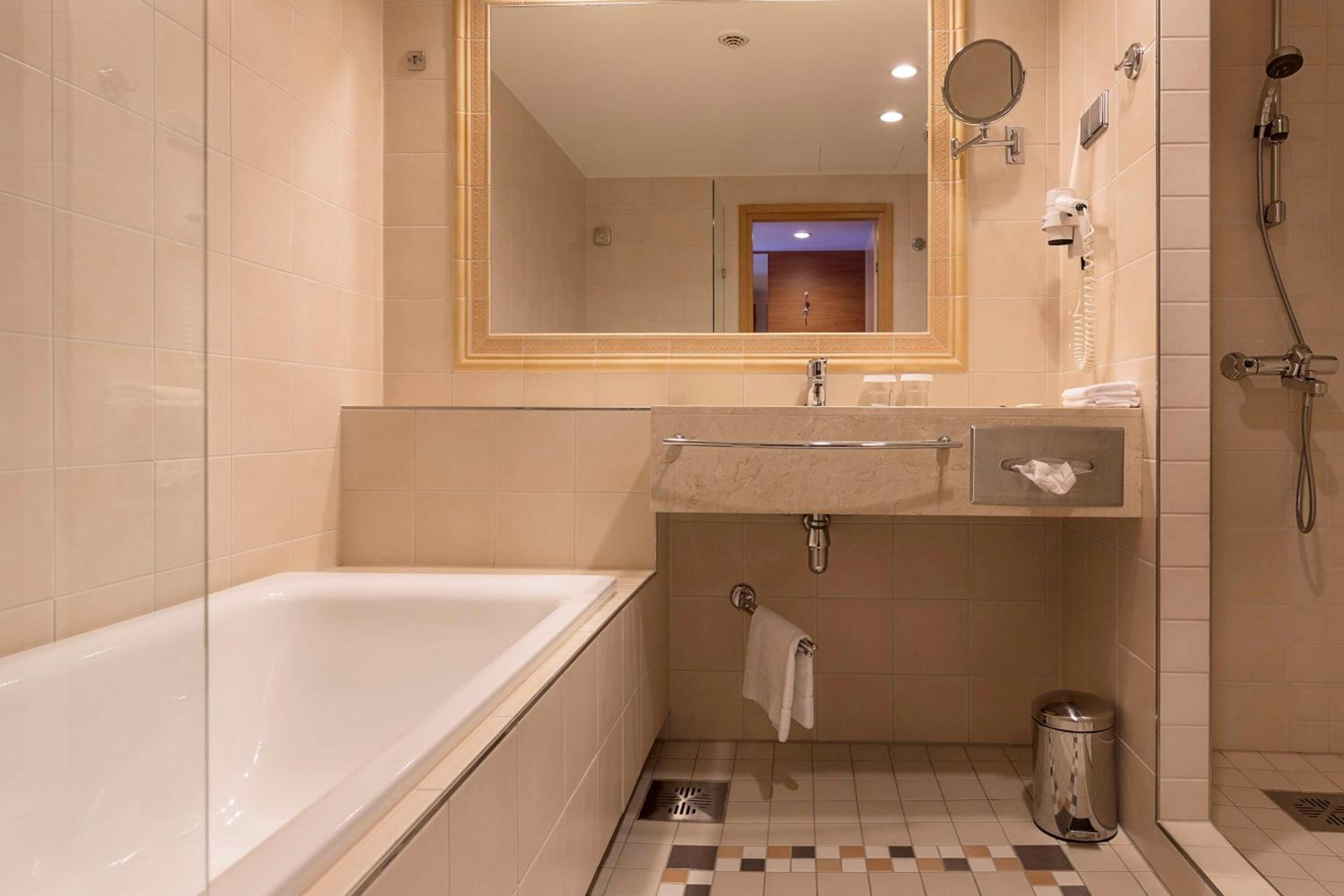Deluxe Twin Room with Sea View photo 3