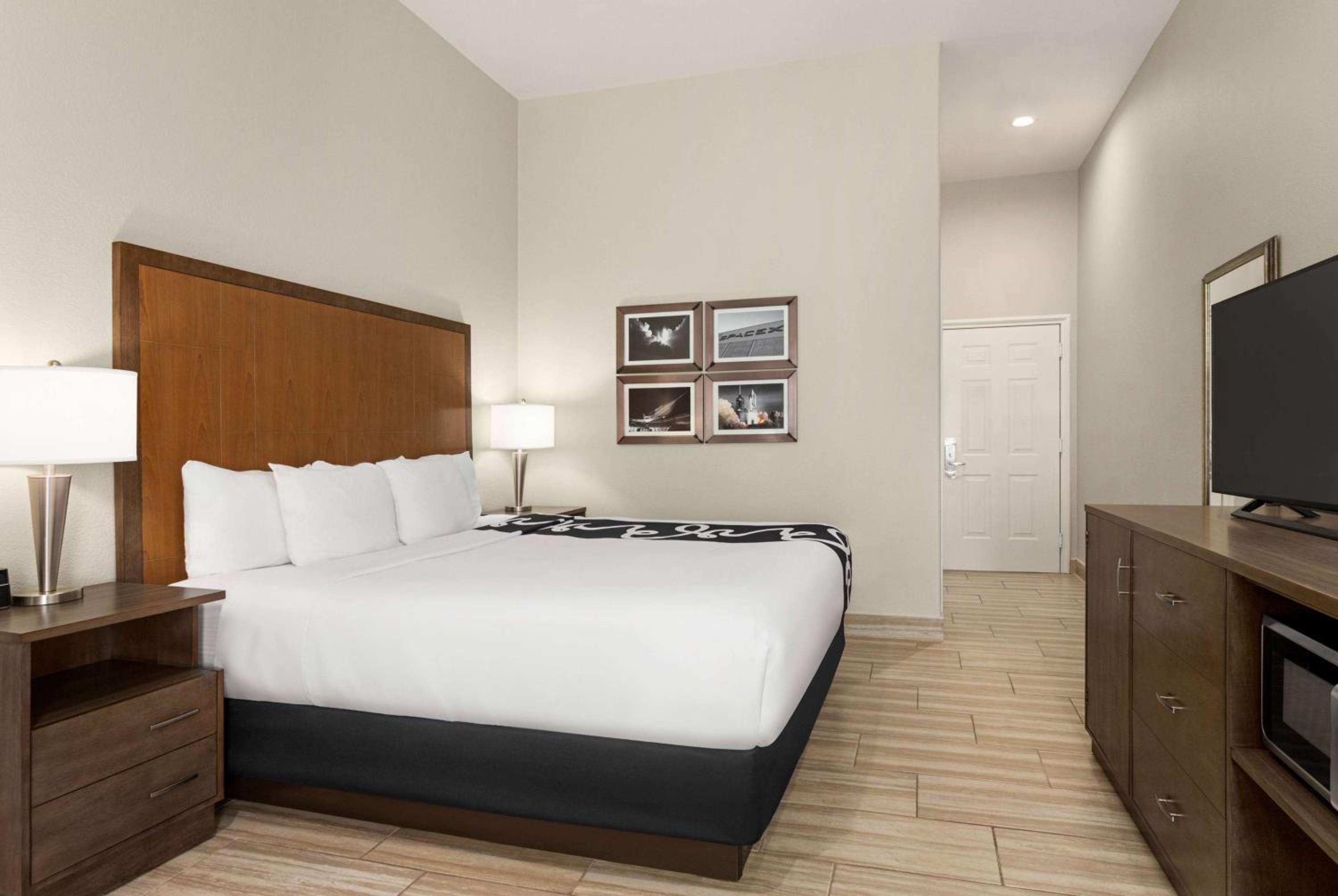 King Room with Bath Tub - Mobility Accessible/Non-Smoking - Photo 1