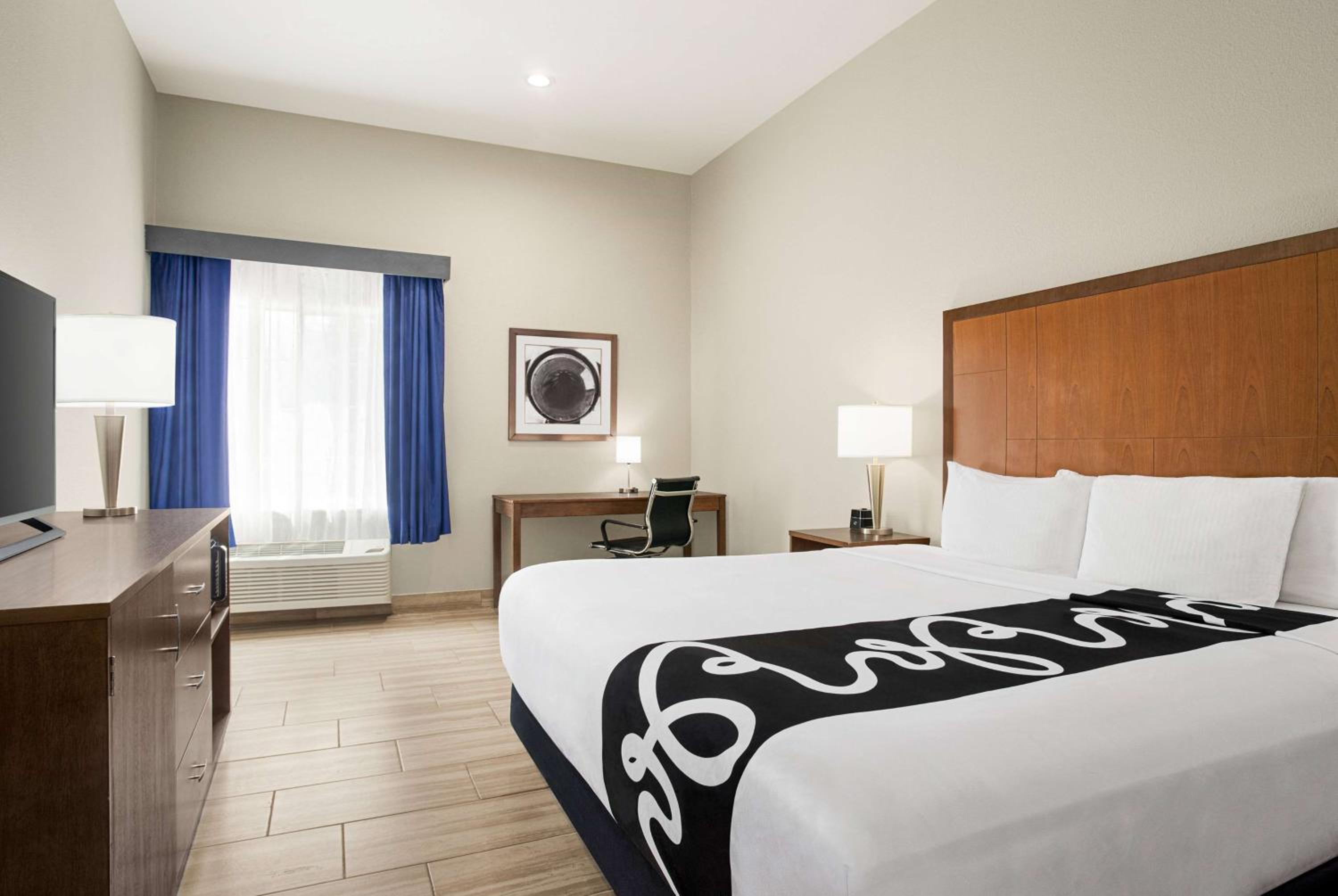 Deluxe King Room - Photo 1