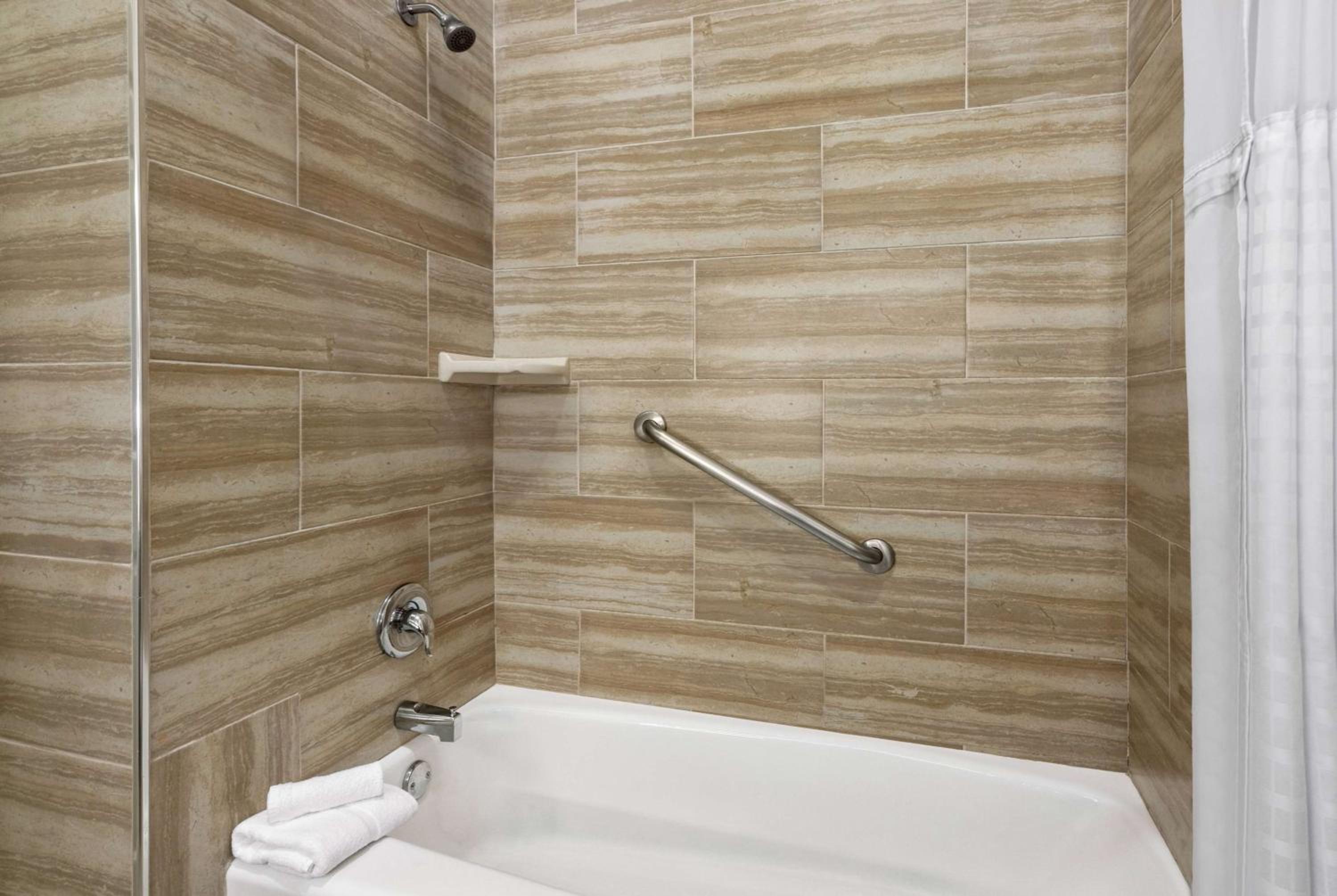 King Room with Bath Tub - Mobility Accessible/Non-Smoking - Photo 4
