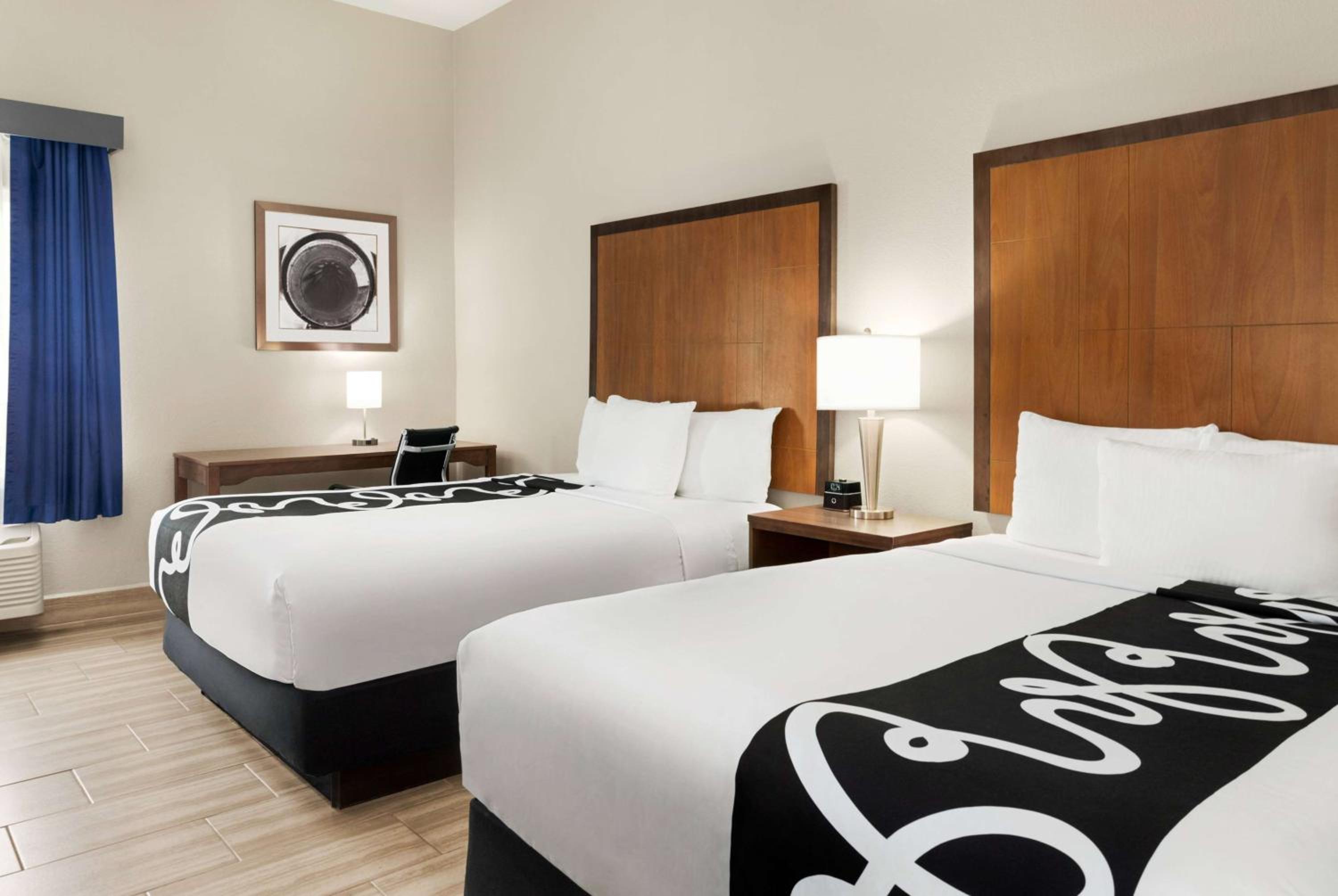 Queen Room with Two Queen Beds - Photo 8