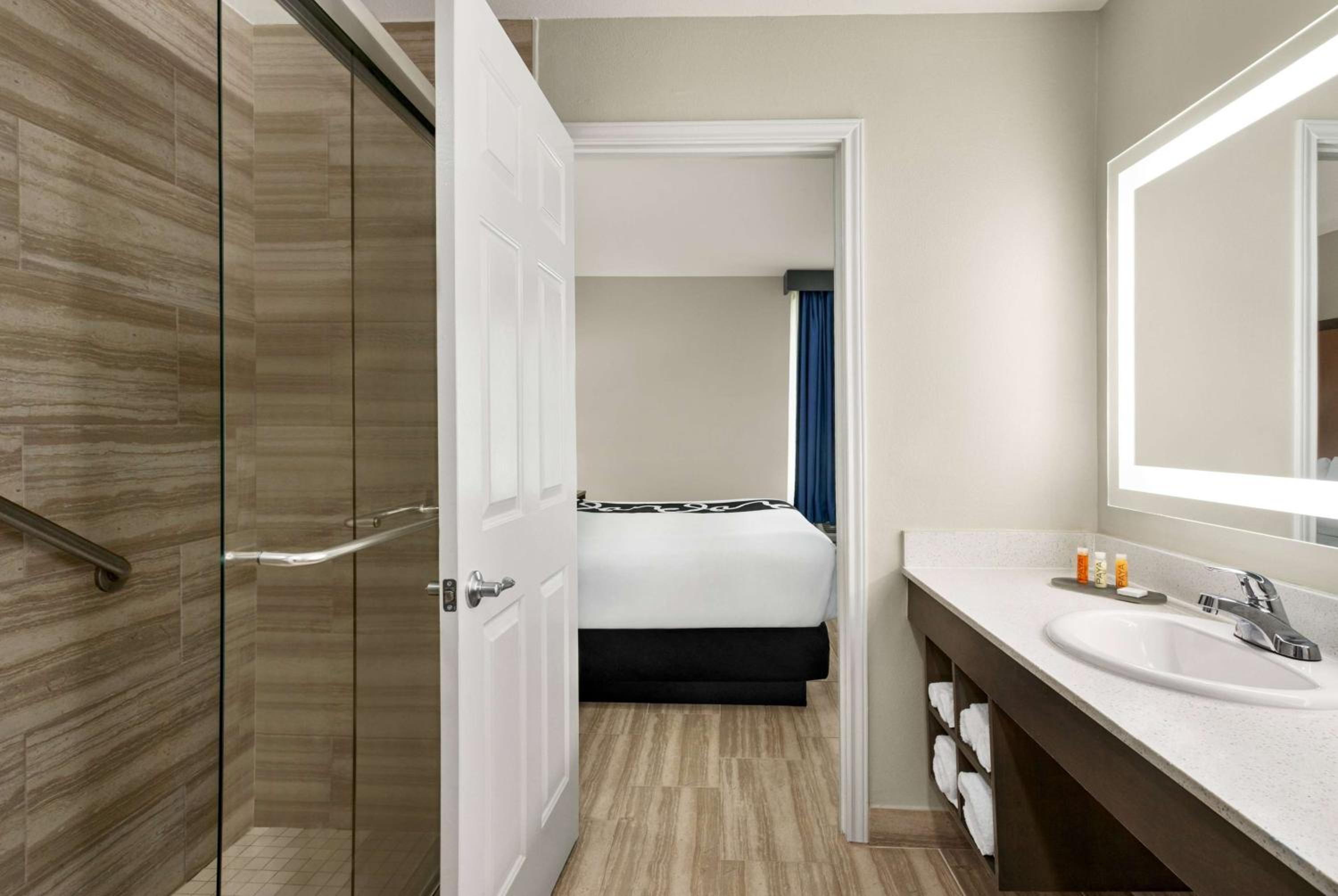 Family King Suite - Non-Smoking - Photo 6