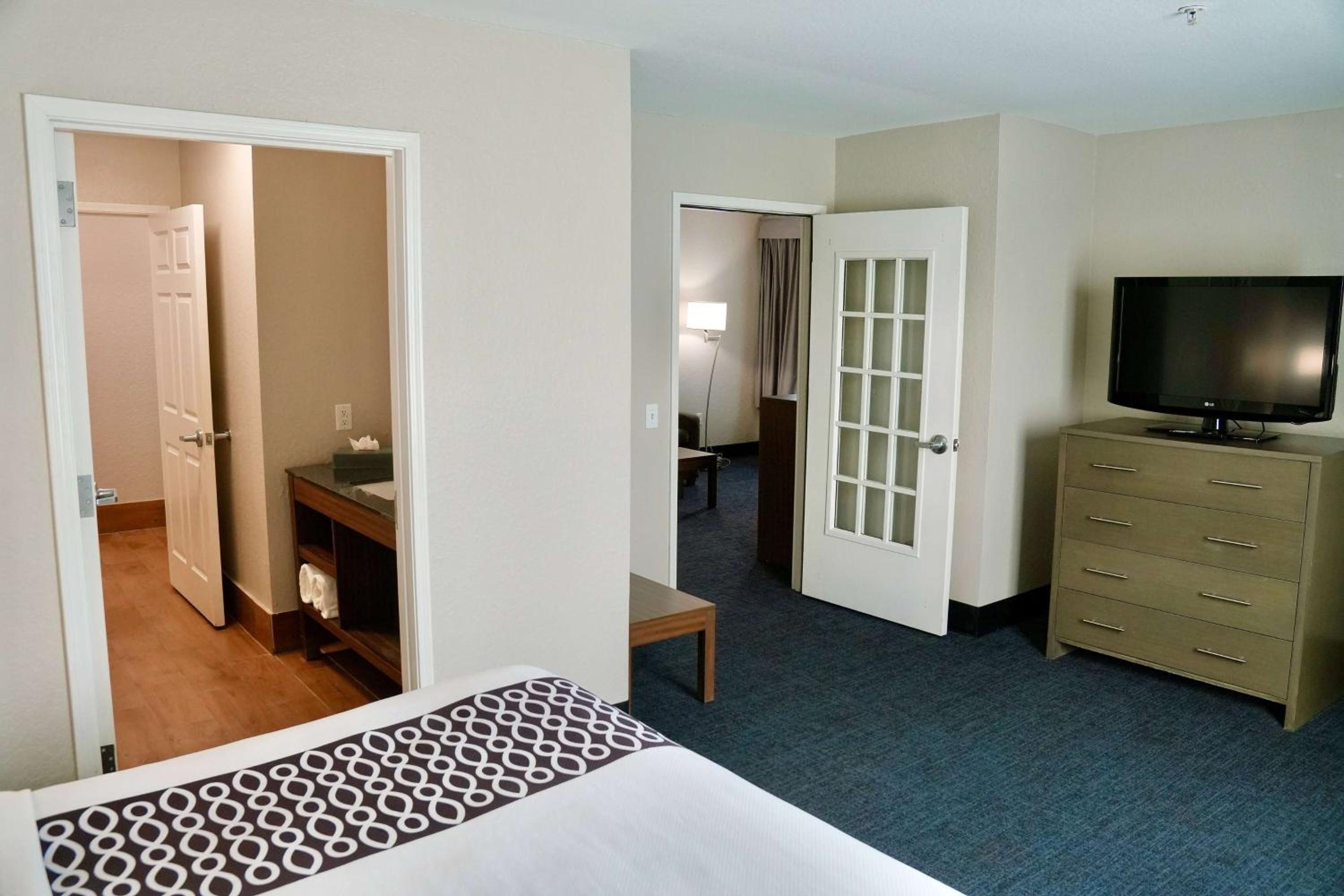 King Suite with Pool View - Non-Smoking - Photo 7