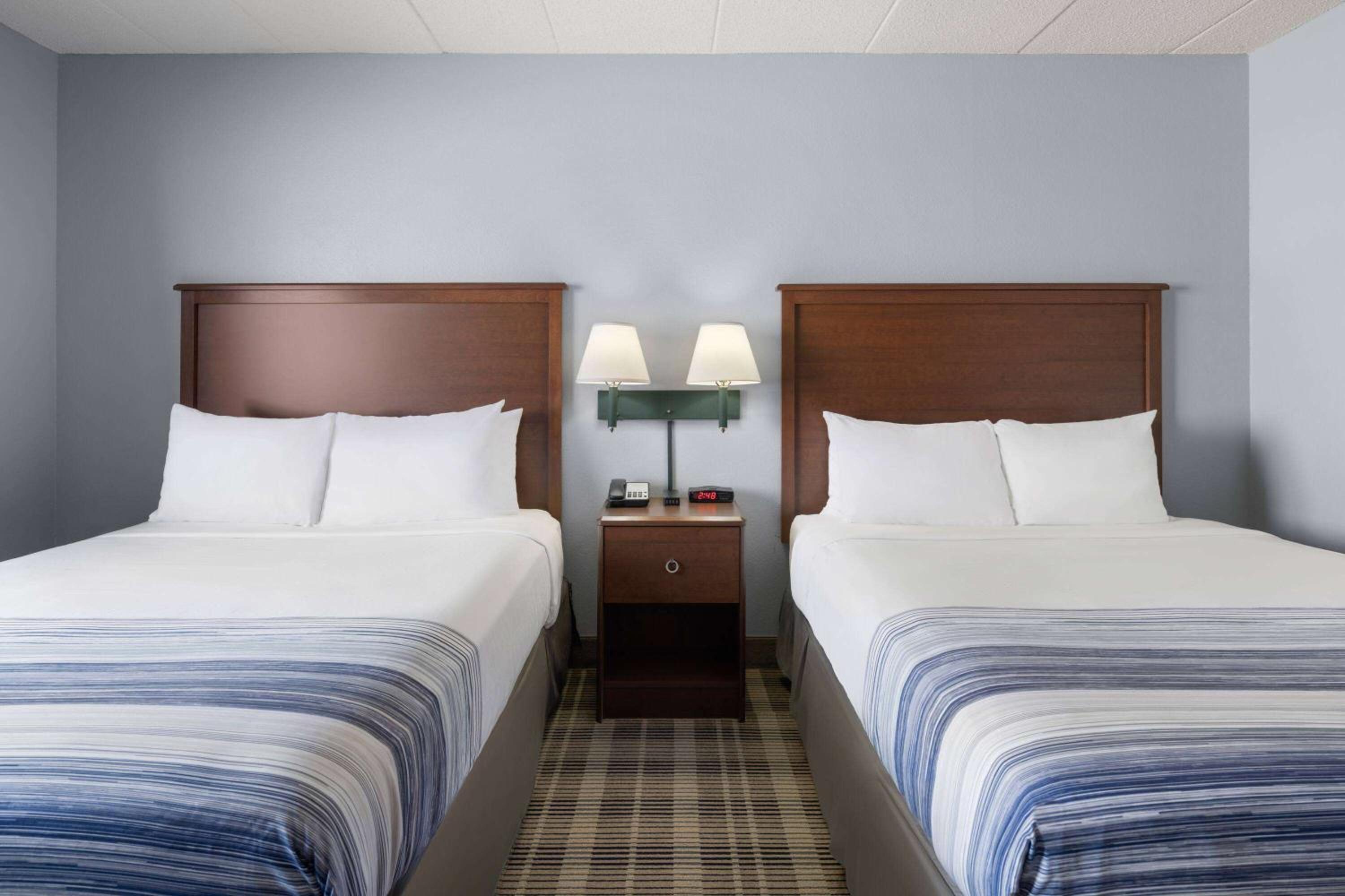 Queen Room with Two Queen Beds - Non-Smoking photo 3